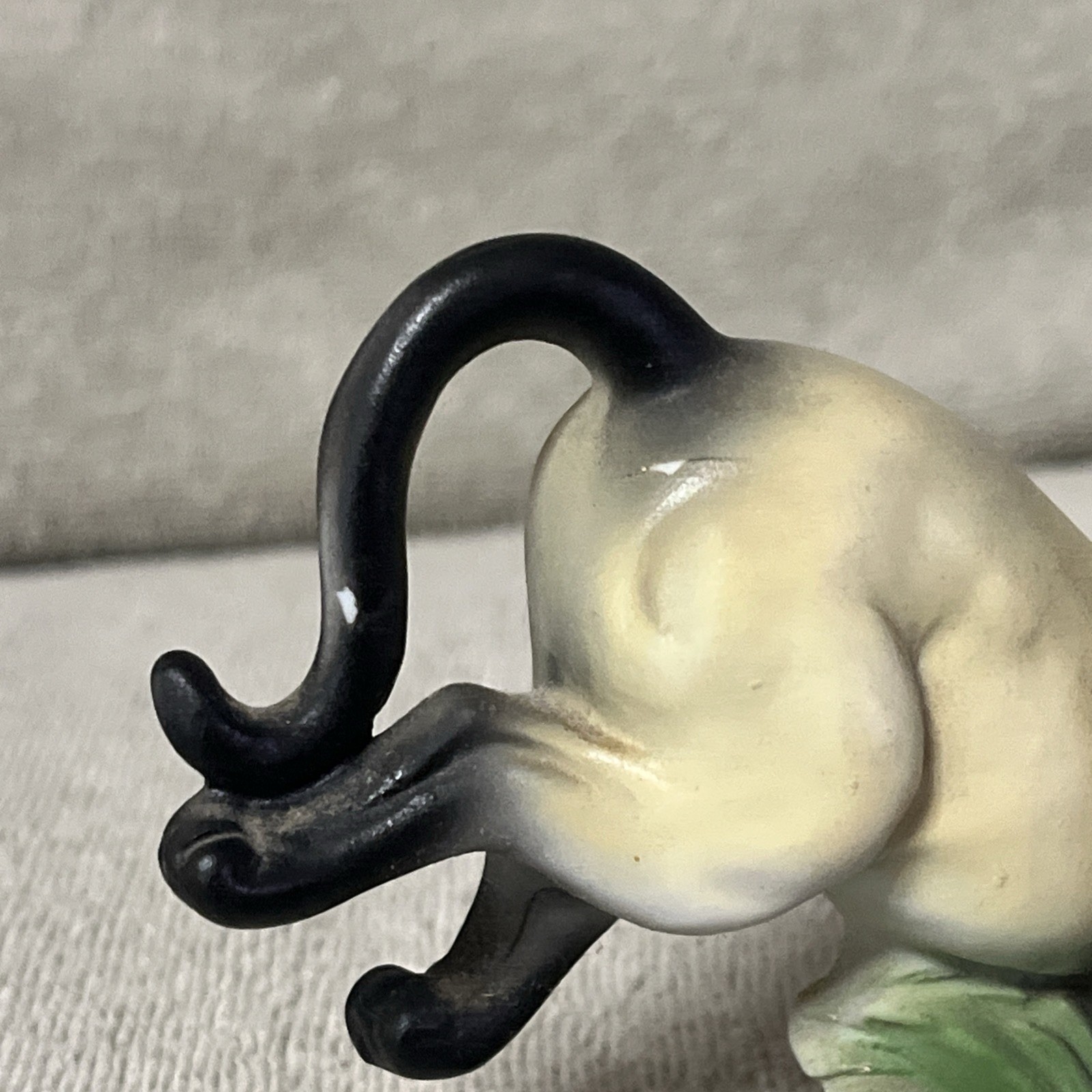 Vintage Playing Siamese Cat Ceramic Figurine #9DA-11.7