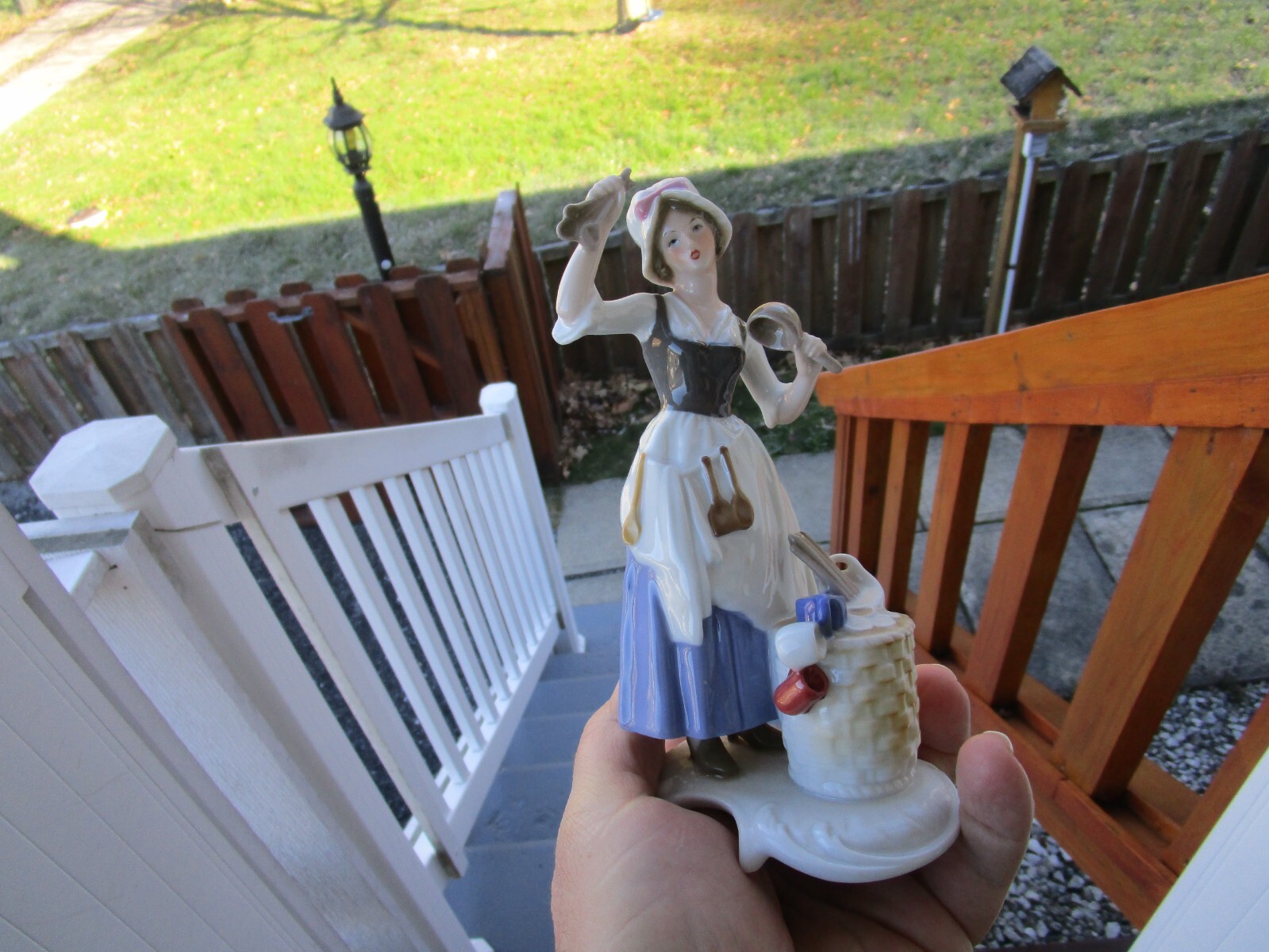 Goebel Lady Porcelain Figurine Female Hawker Colonial Craftsman Series #16 05419