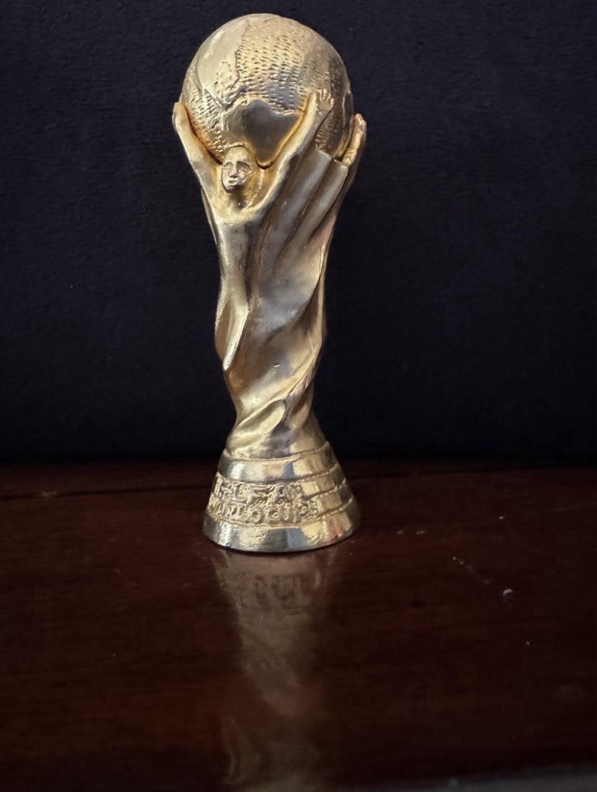 Venting gold Metallic Metal FIFA World Cup Trophy Figurine Statue, 2.147 lb