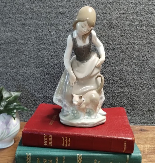 Vintage Lladro #1187 Spain Porcelain Figurine “Little Girl With Cat”