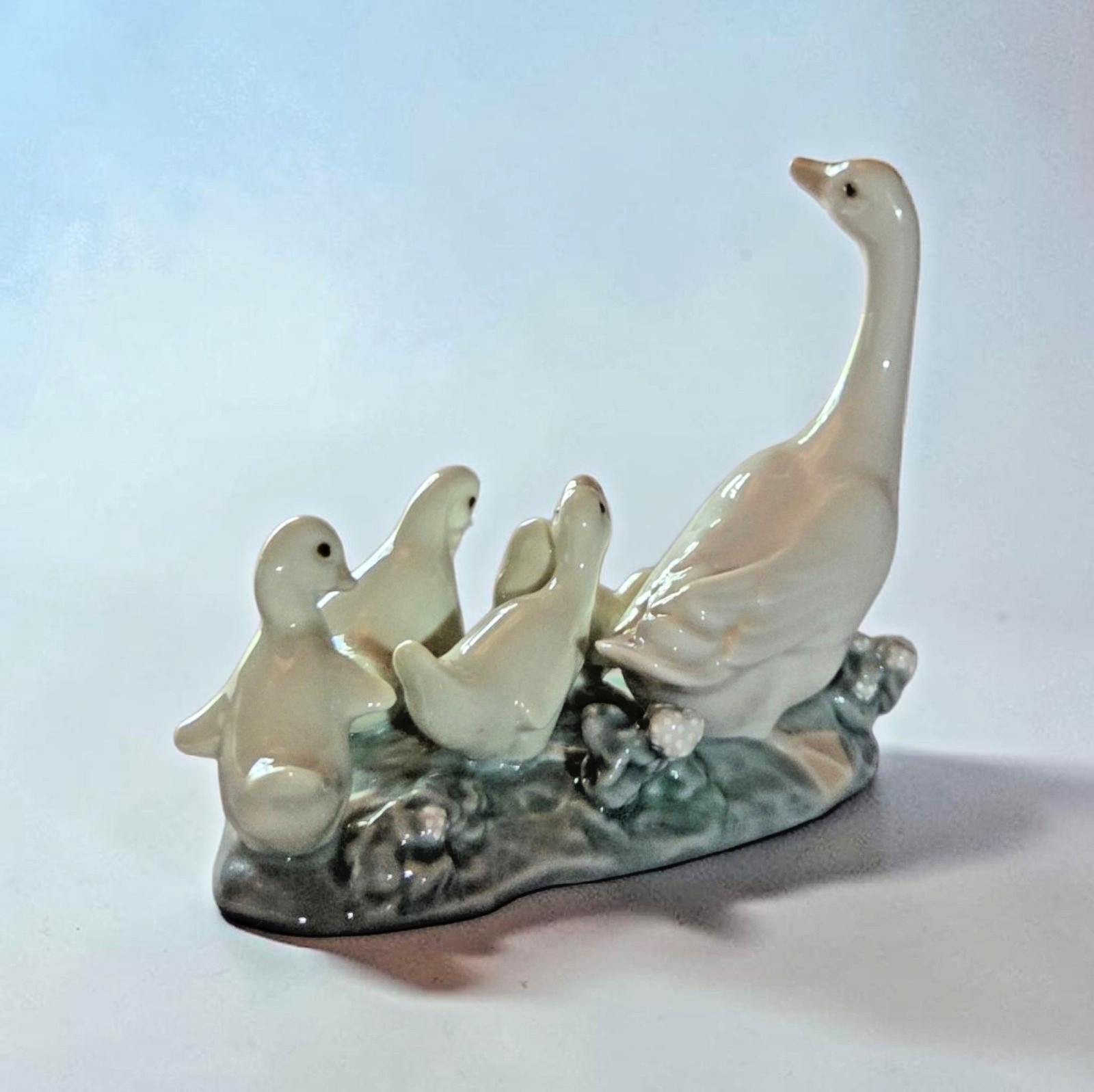 Lladro Mother Duck with Ducklings Figurine 5.25″ Porcelain Spain Retired