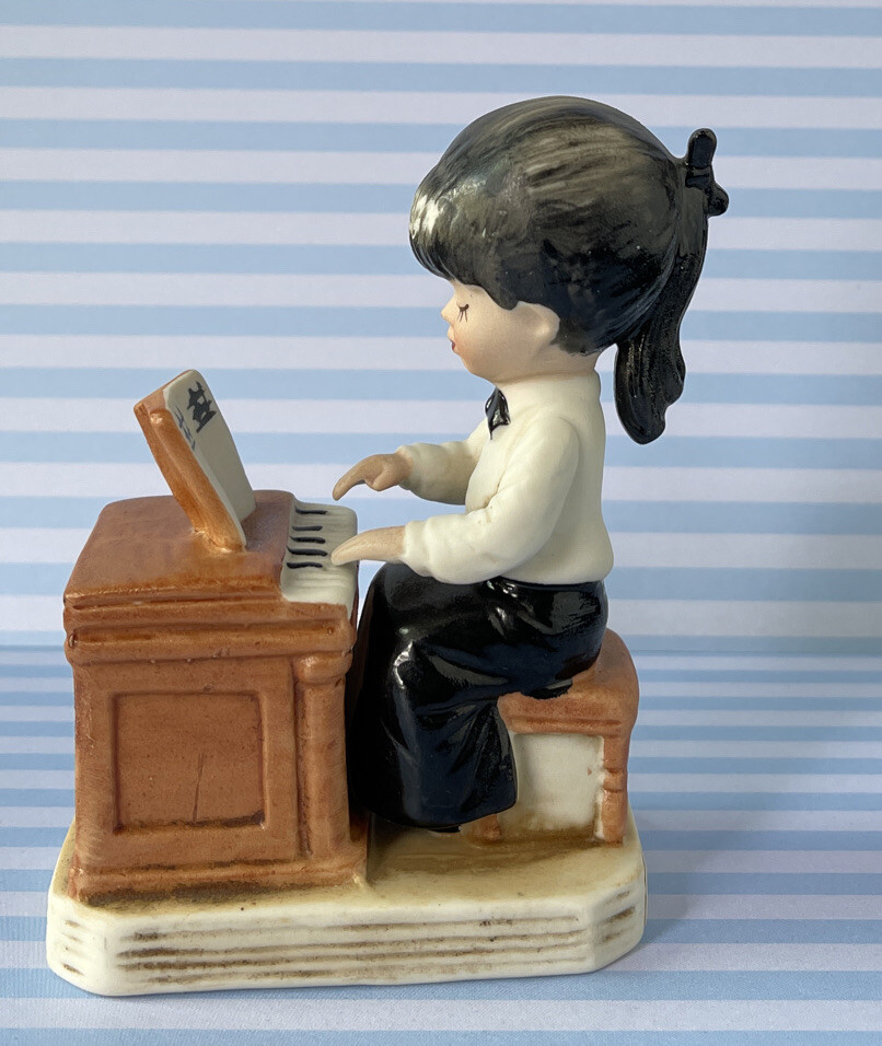 Vintage 1977 “Fran Mar Moppets” PIANIST Gorham – Girl Figurine Playing Piano