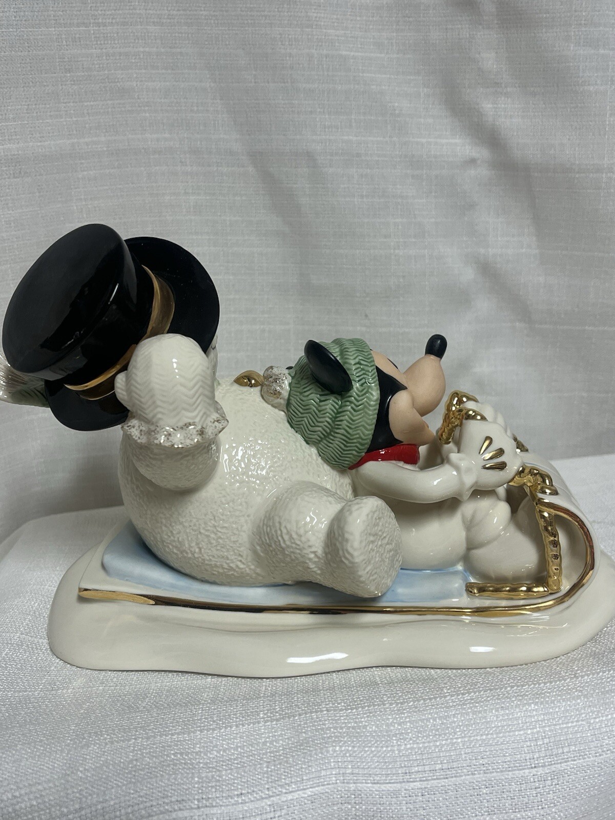 Lenox Disney Showcase Collection ” A Snowy Day With Mickey” Figurine COA NIB