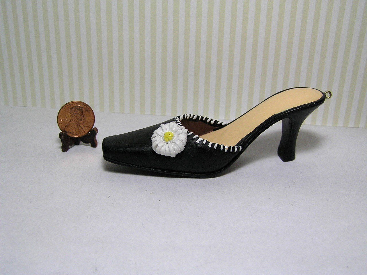 Decorative Shoe / Black w/ White Flower