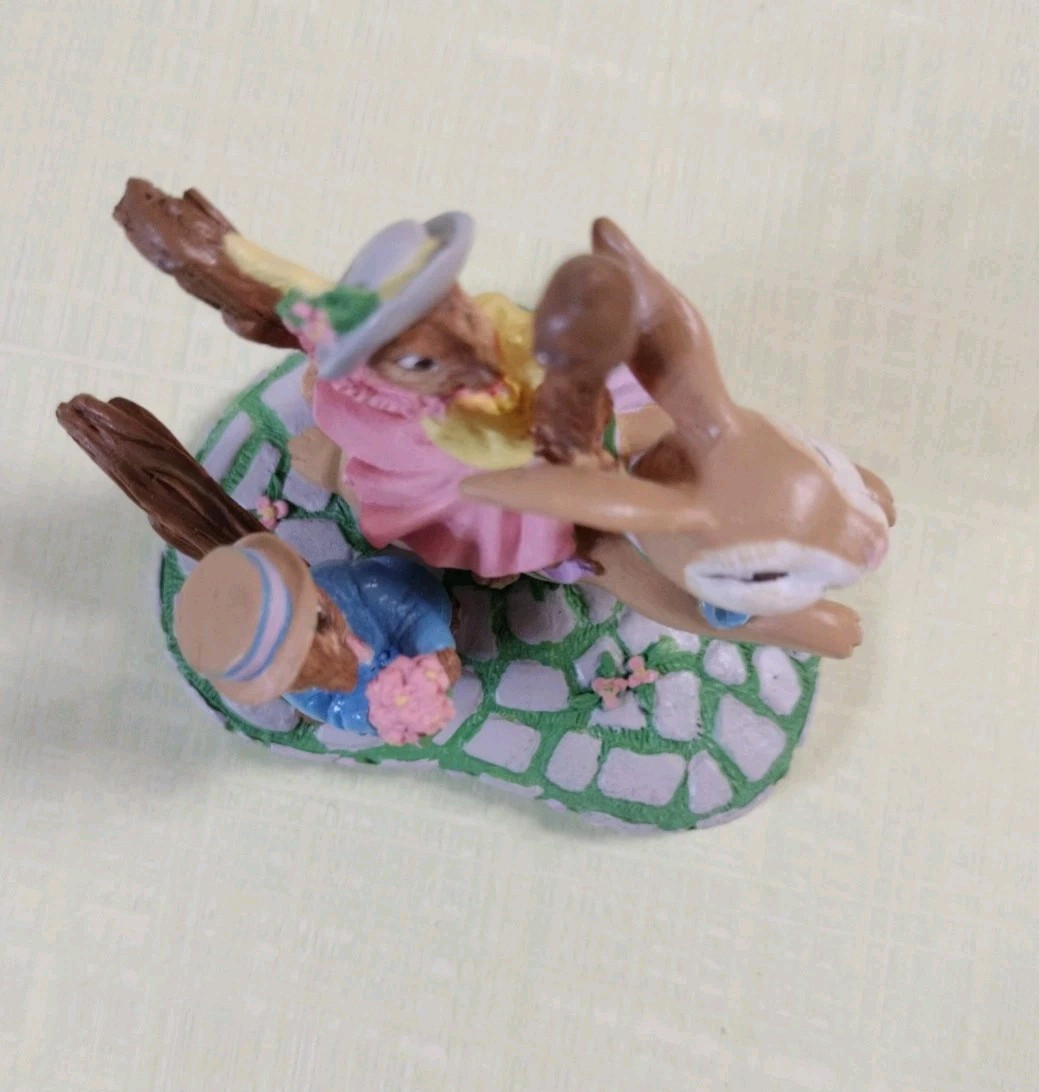 1993 AVON Kathy Jeffers Miniature Collection FLOWERS FOR A KISS Figurine