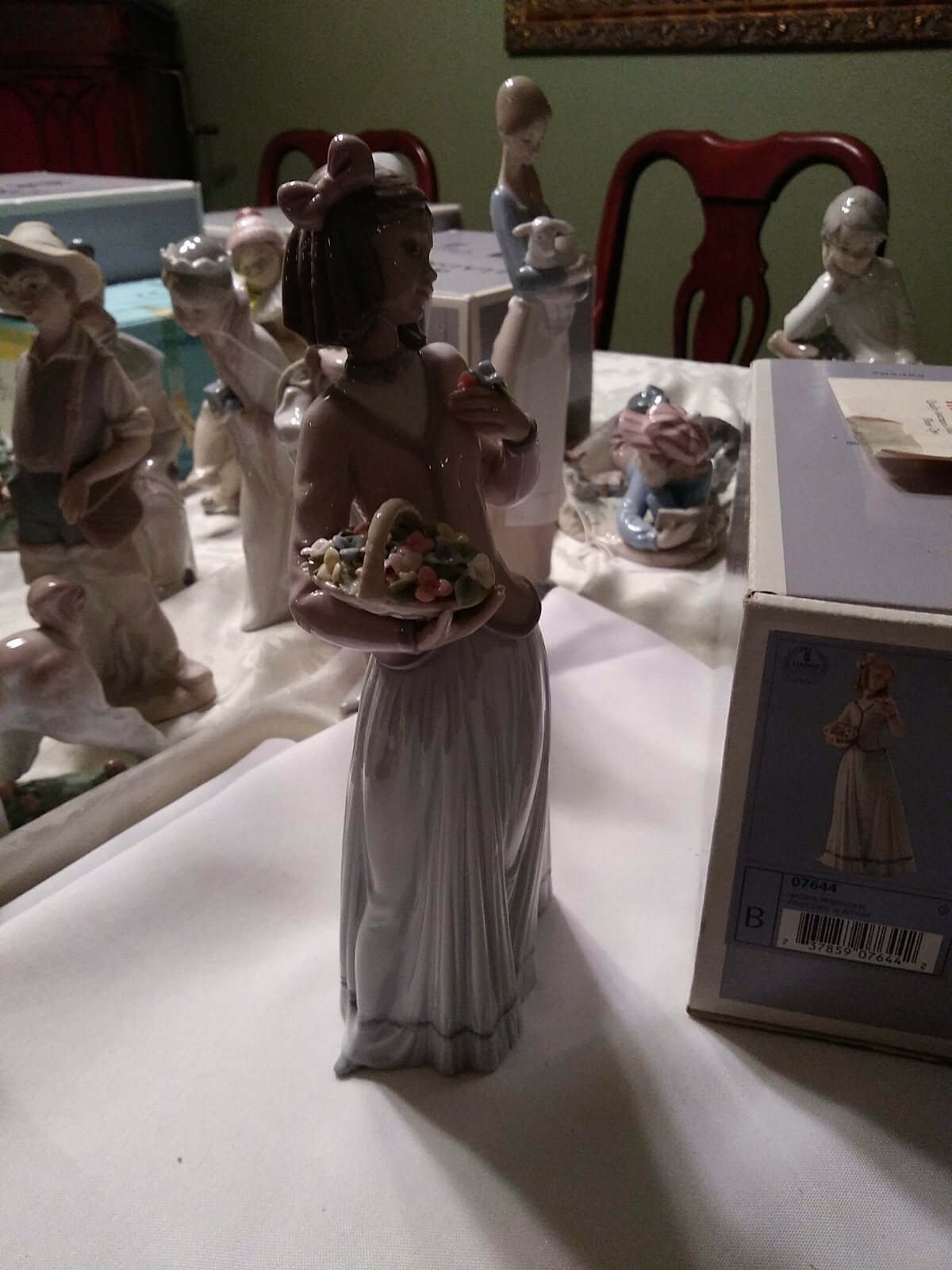 VIRTUOUS LLADRO #7644 ” INNOCENCE IN BLOOM ” WOMAN HOLDING FLOWERS-EXCELLENT Box