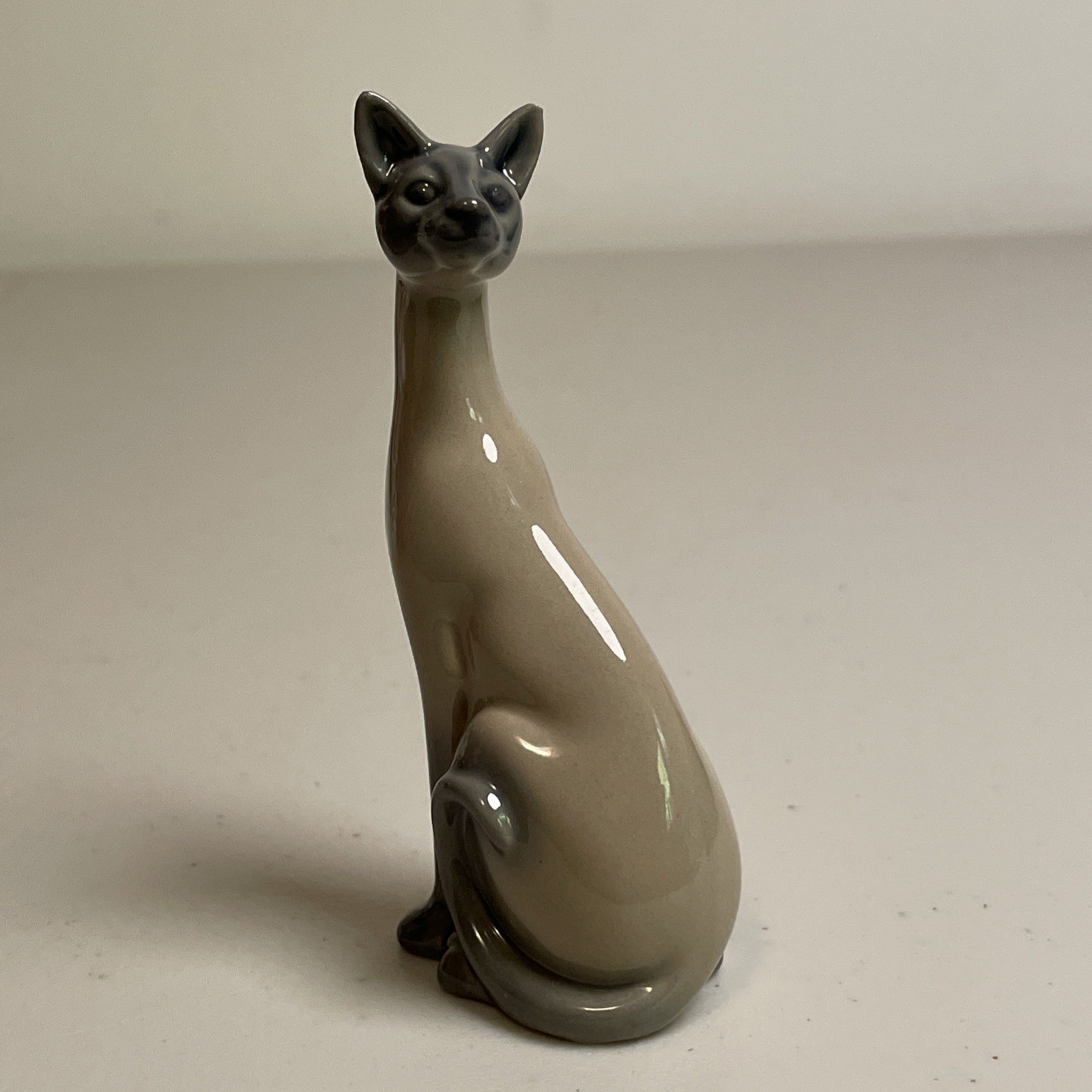 1986 Franklin Mint Curio Cabinet Cats Collection Gray Siamese Cat Valencia 3.5″