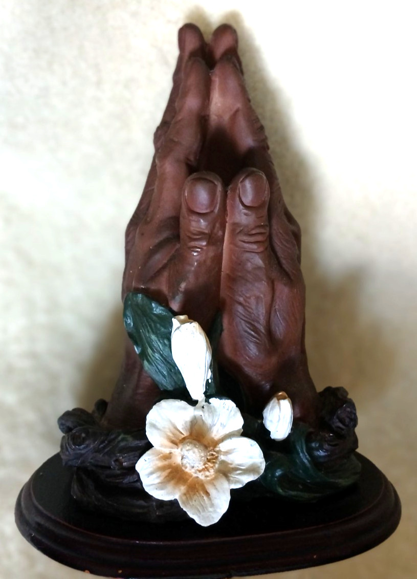 FIGURINE/PRAYING HANDS WITH FLOWERS-PRE OWNED