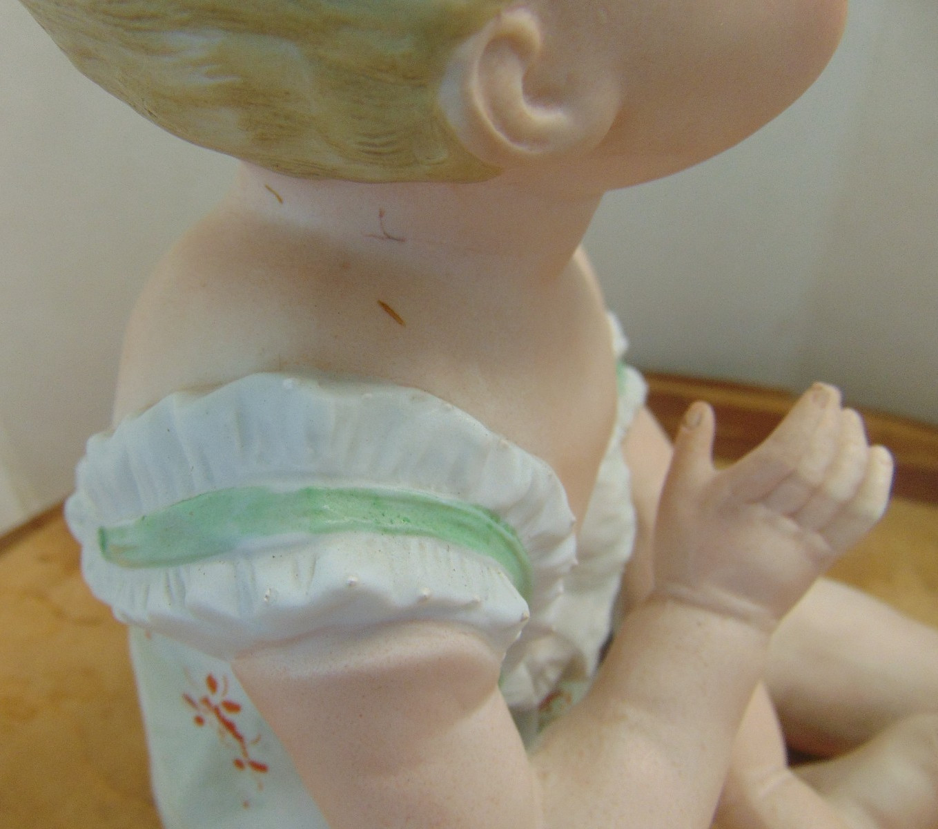 Vtg Ceramic Sitting Piano Baby Figurine w/ Blonde Hair, Blue Eyes Height: 8″