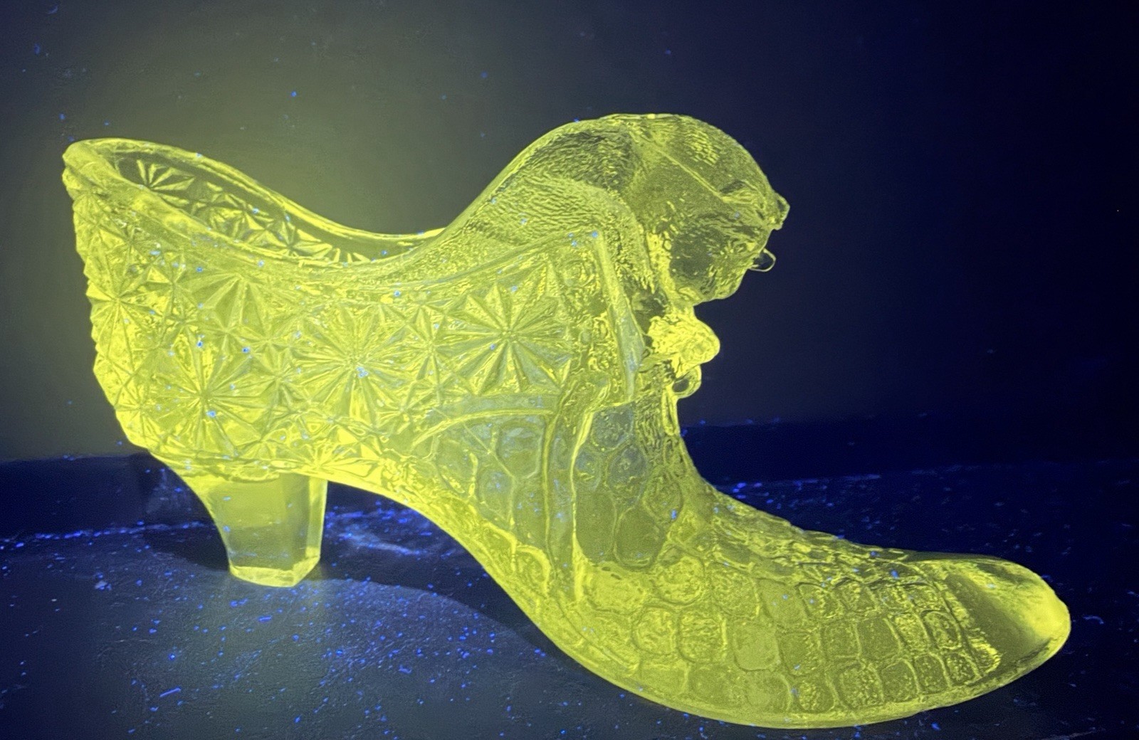 Vintage Degenhart Art Glass Cat Head Slipper – Clear/Faint Pink – Strong UV Glow