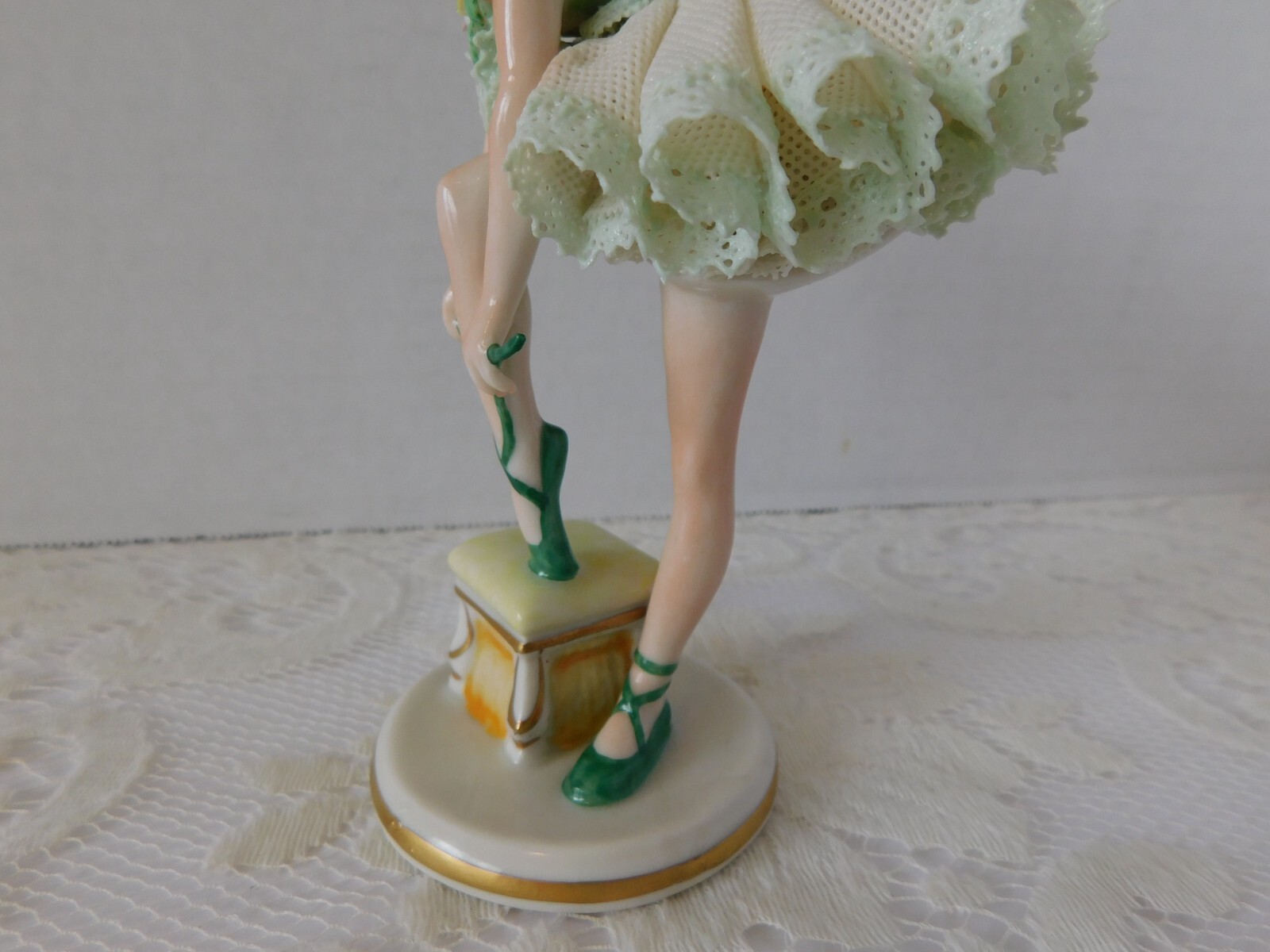 BEAUTIFUL MULLER VOLKSTEDT IRISH DRESDEN FIGURE PORCELAIN LACE BALLERINA – MINT