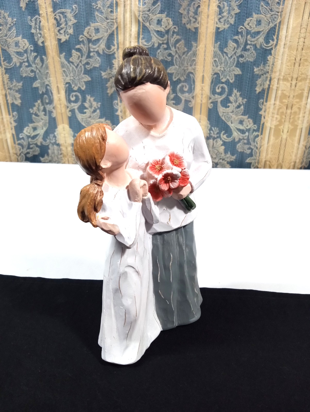 ButiLiveen Grandma & Grand Daughter Figurine