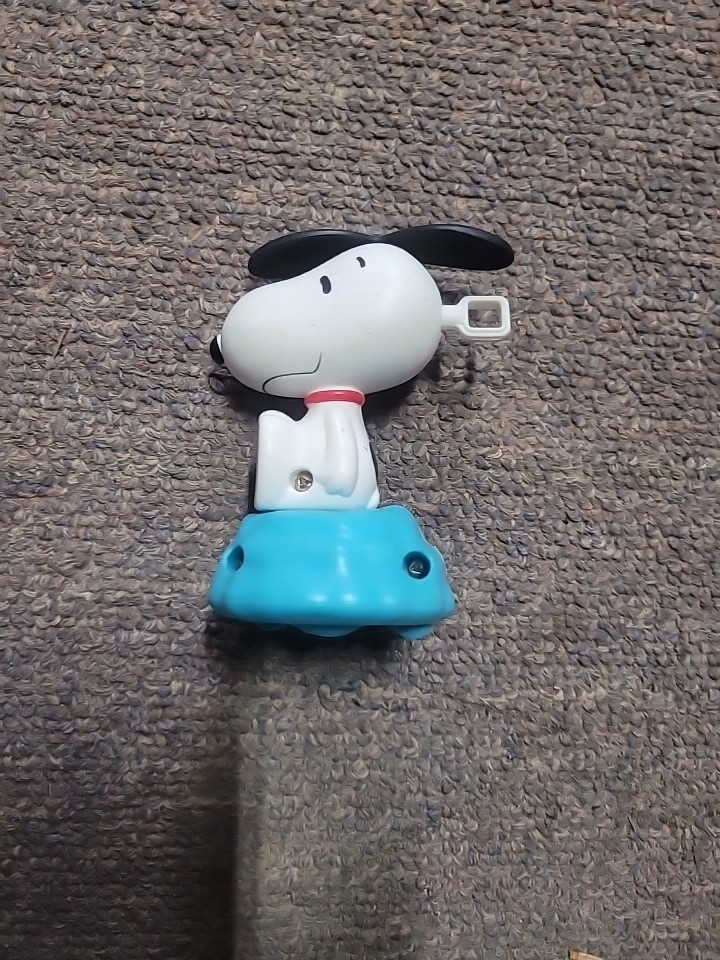 Peanuts 4 1/4″ Snoopy Dog with Helicopter Rotating Hat Figurine
