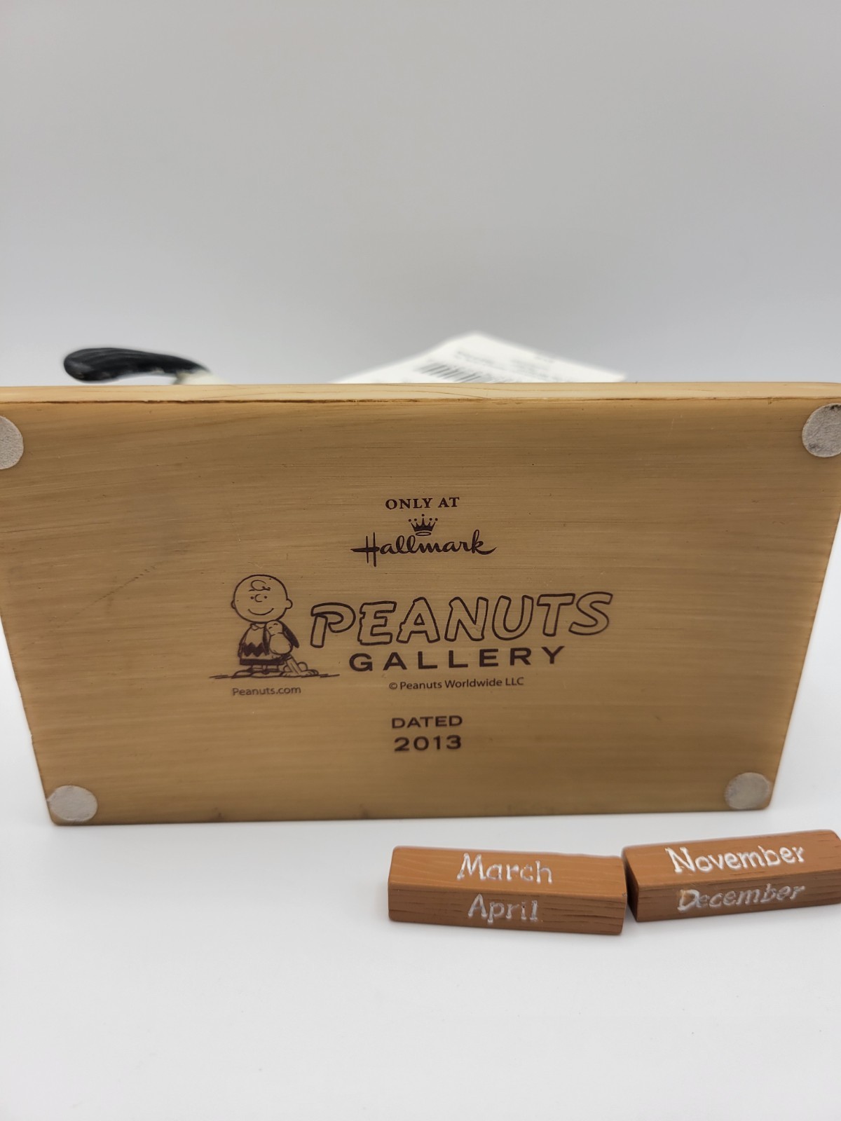 Hallmark Peanuts Gallery Perpetual Calendar Snoopy Kissing Lucy 2013 Figurine