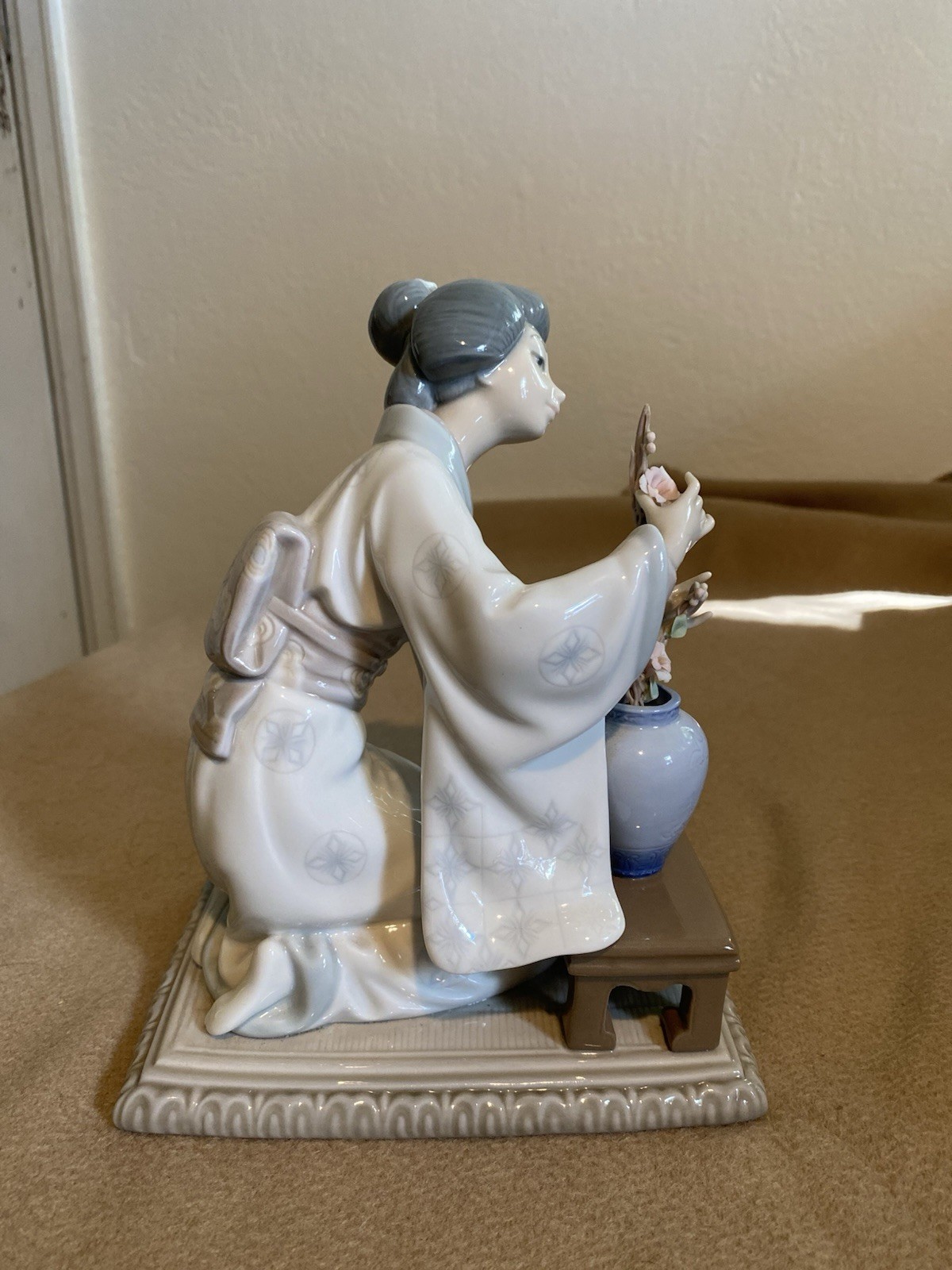 Lladro Japanese Girl Decorating Geisha Flower Arranger 4840 Figurine