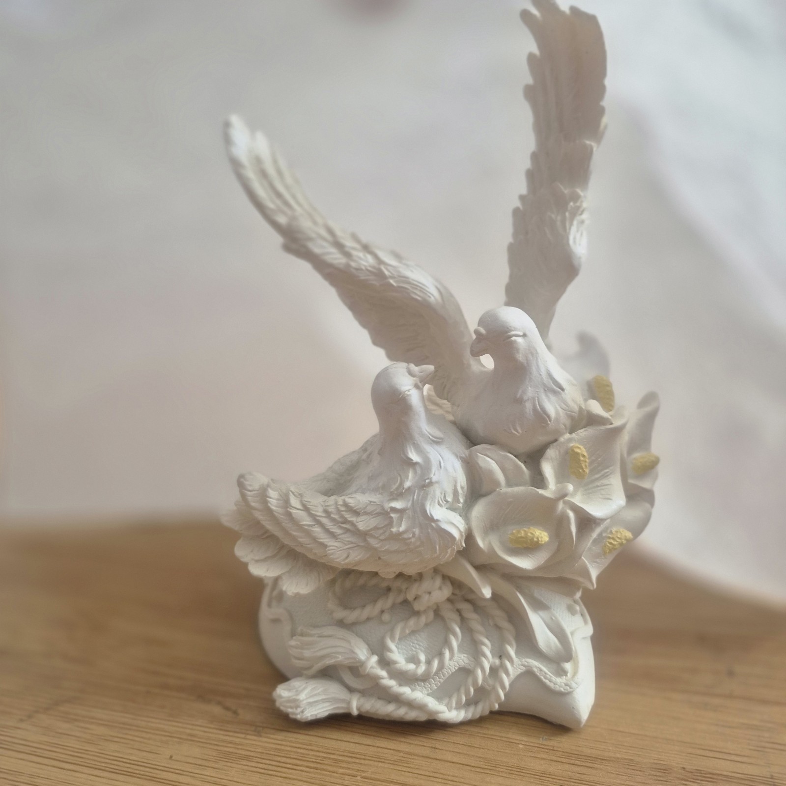 Peace dove figurine white resin with Calla lilies 5 1/2 inches tall felt bottom