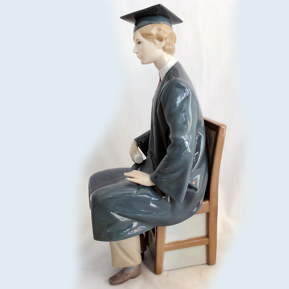 GRADUATE MALE by Lladro 11.25″ tall #5198 No Box… Tassel missing made in Spain