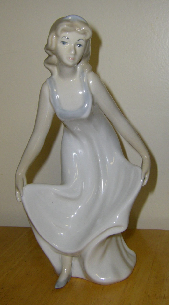 Castille Spanish Porcelain Figurine – Woman Curtsy