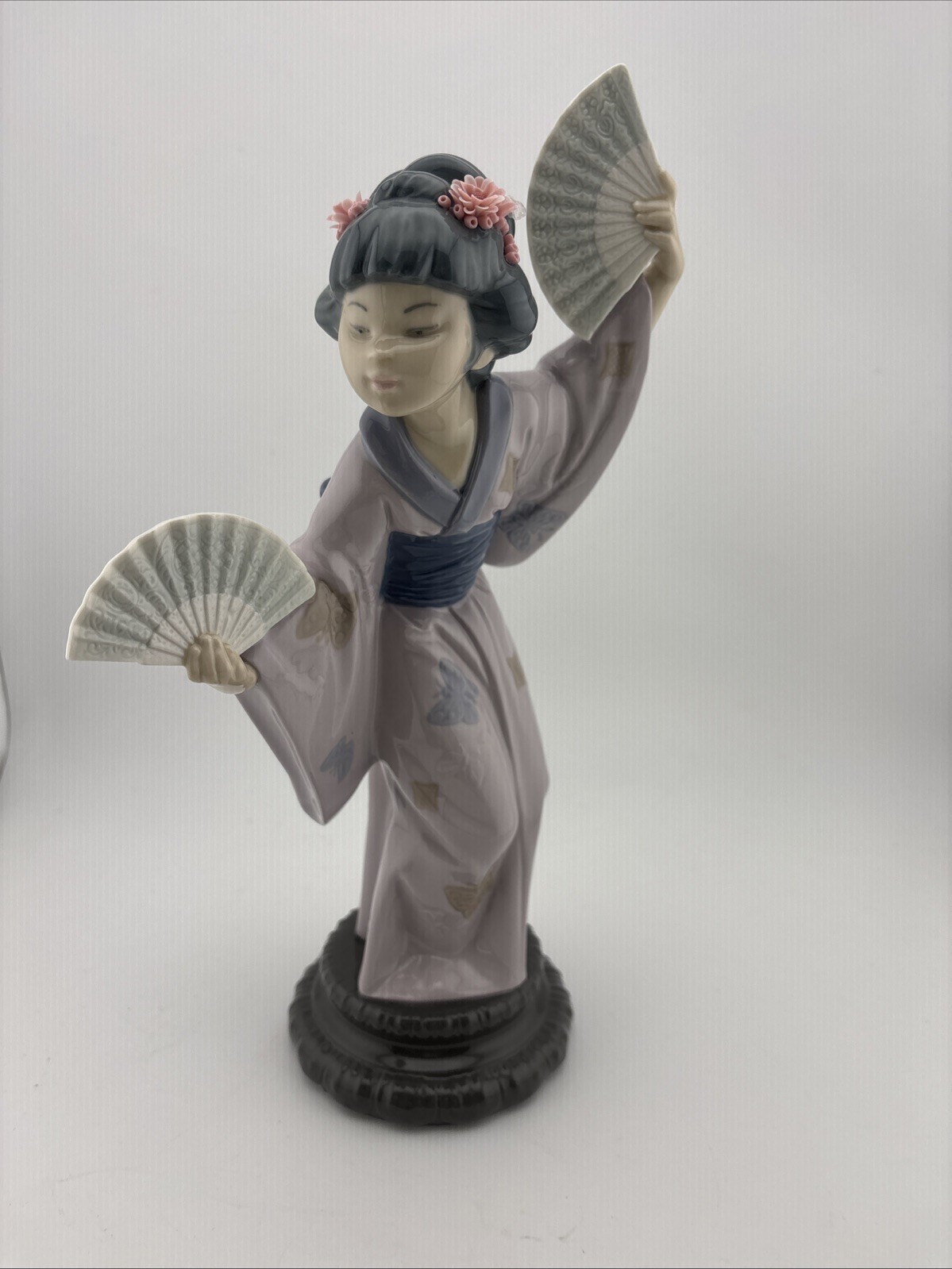 Lladro, Spain. Large figure in glazed porcelain. Geisha with fans. 20th century.