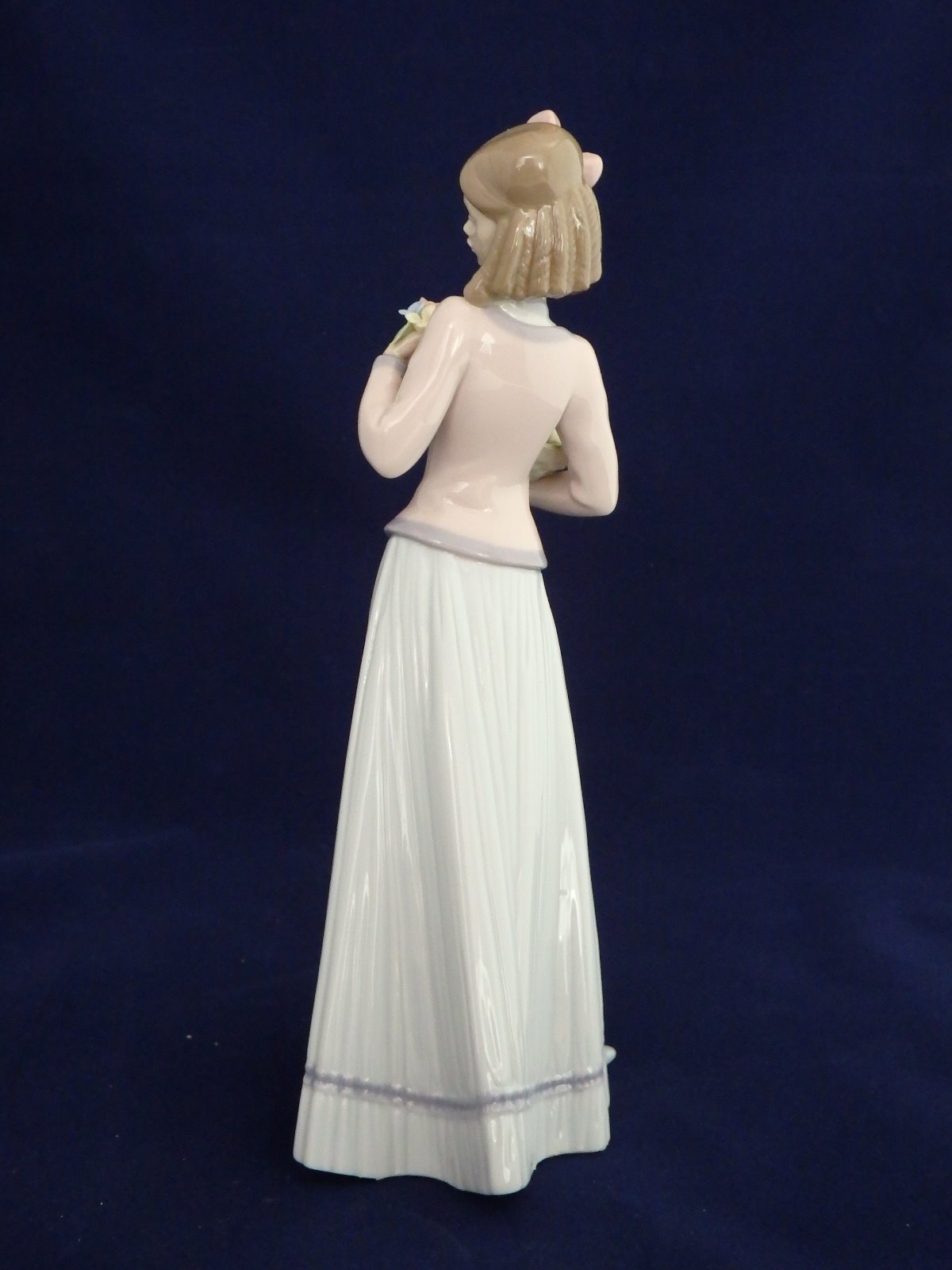 Lladro #7644 Innocence In Bloom w/ BOX