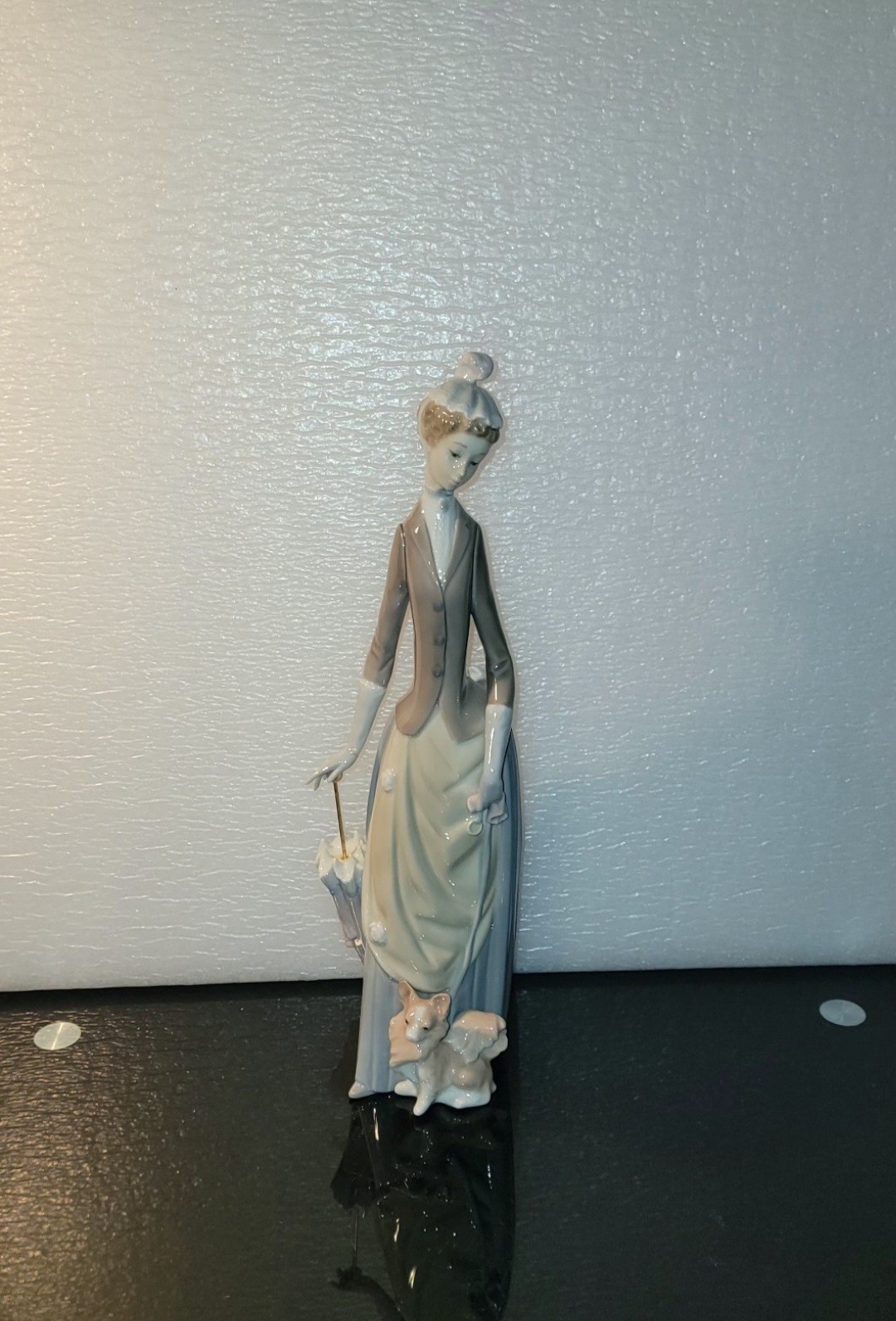 VINTAGE LLADRO SIGNED FIGURINE LADY WITH DOG AND UMBRELLA IN HAND 15″ HIGH