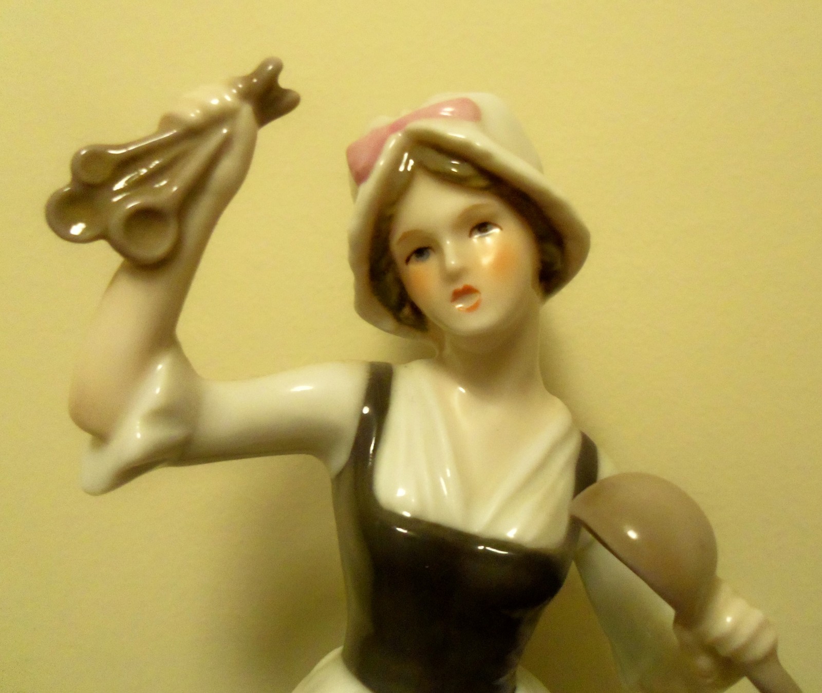 Goebel Lady Figurine Female Hawker Colonial Craftsman Series #16 05419 porcelain