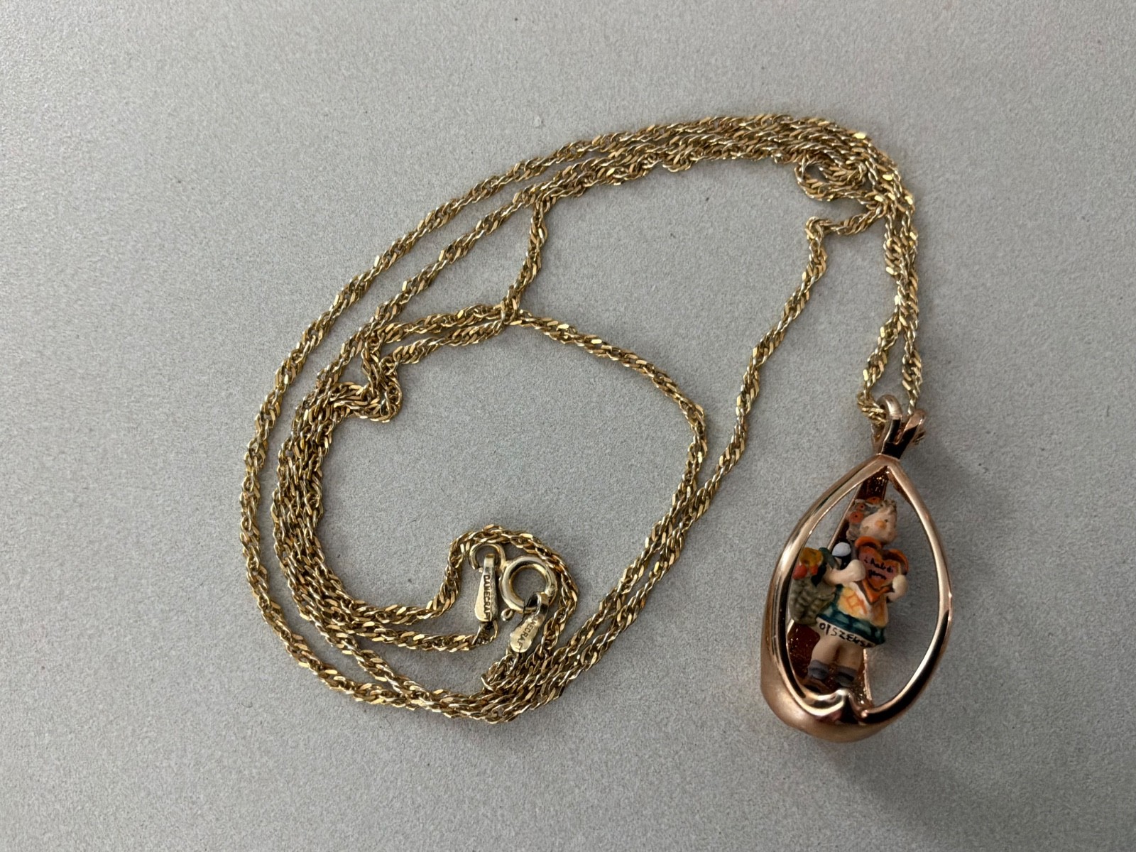 VTG Goebel Miniatures By Olszewski Goebel Collector’s Club Pendant Necklace 1982