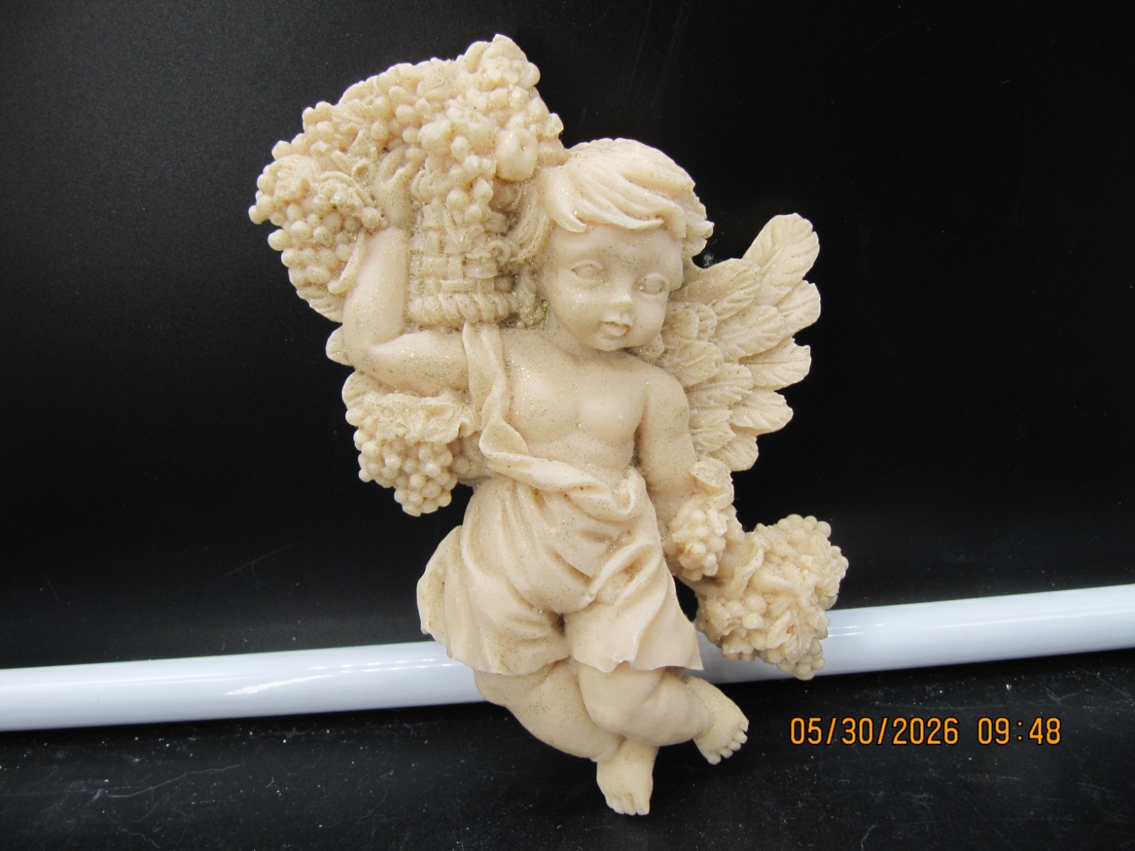 Resin Hanging Cherub/Angel With Flowers & Glitter