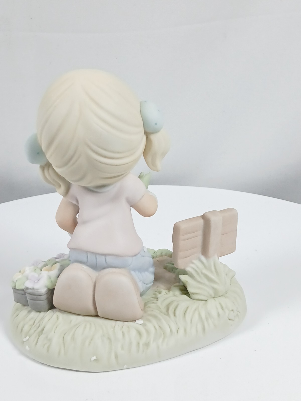 Precious Moments Figurine 2008 Membership – Garden Till Your Hearts Content