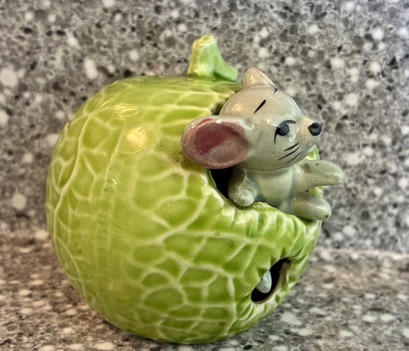 Vintage 1950’s Giftcraft Japan Porcelain Mouse In A Green Apple 2.5 Figurine