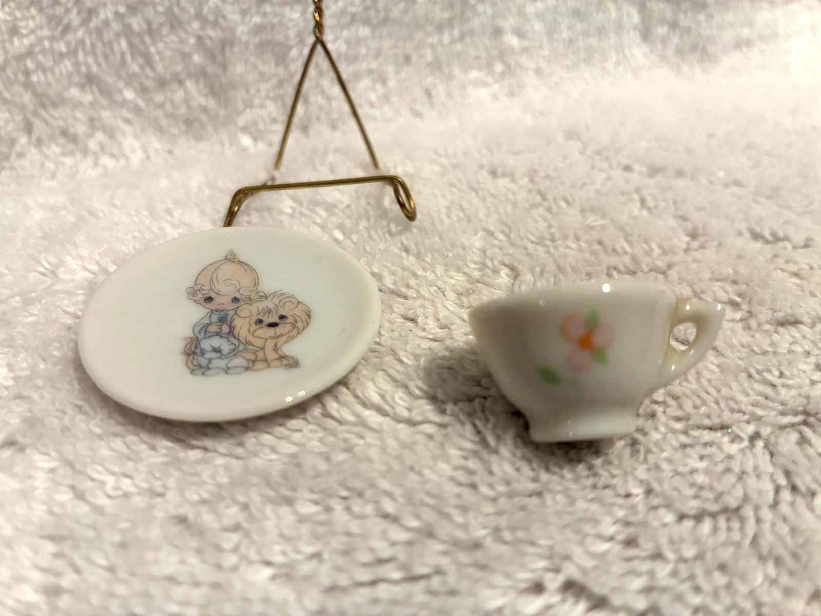 Precious Moments March Plate & Cup 1988 Girl W/Lion & Lamb 2 1/4″ T x 1 1/4″