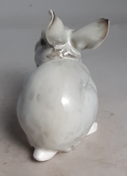 Hutschenreuther Germany Bunny Rabbit With Leaf Figurine # 1814 EXC.