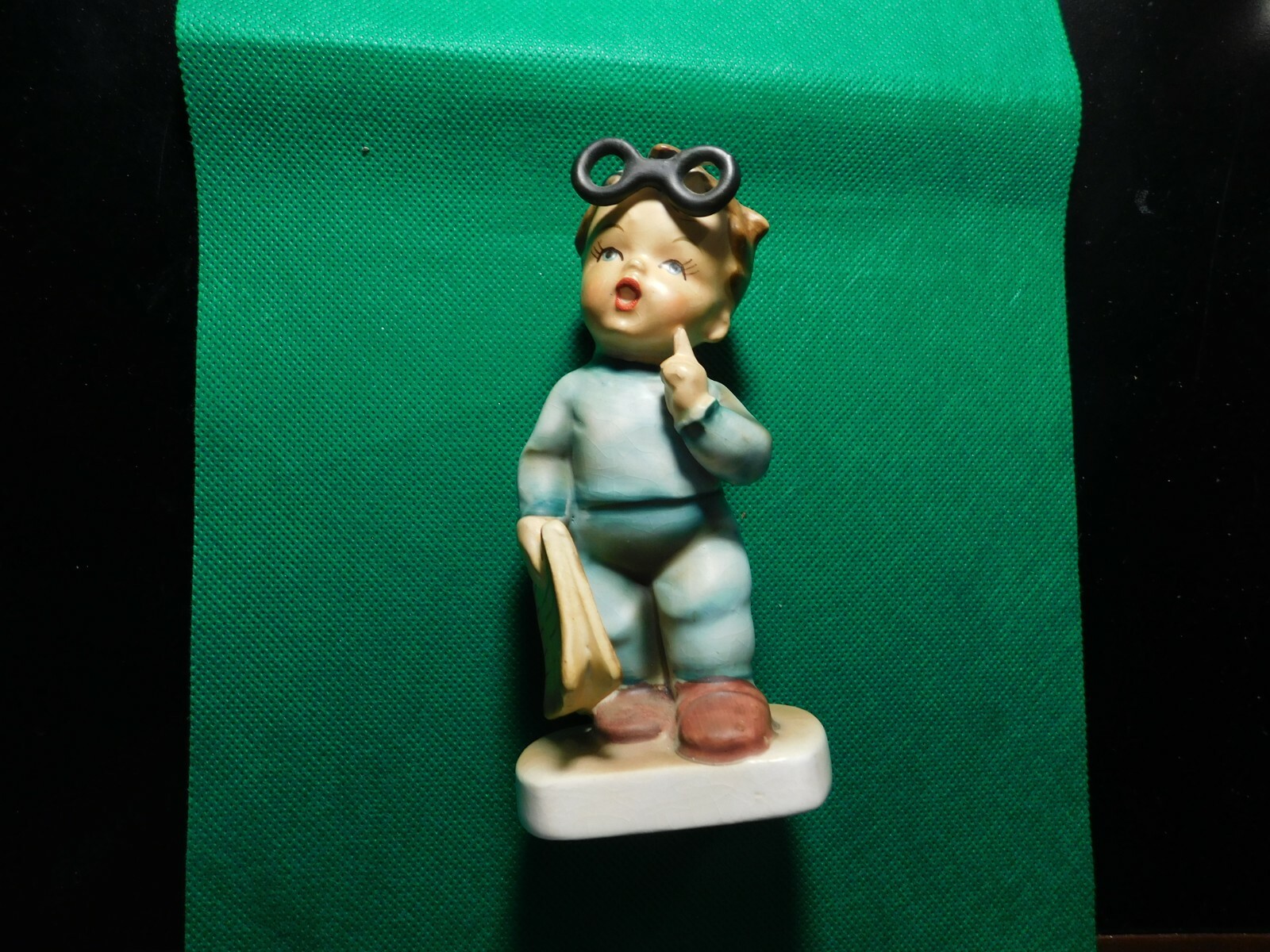 LITTLE BOY WITH GLASSES AND BOOK FIGURINE! a834DXX