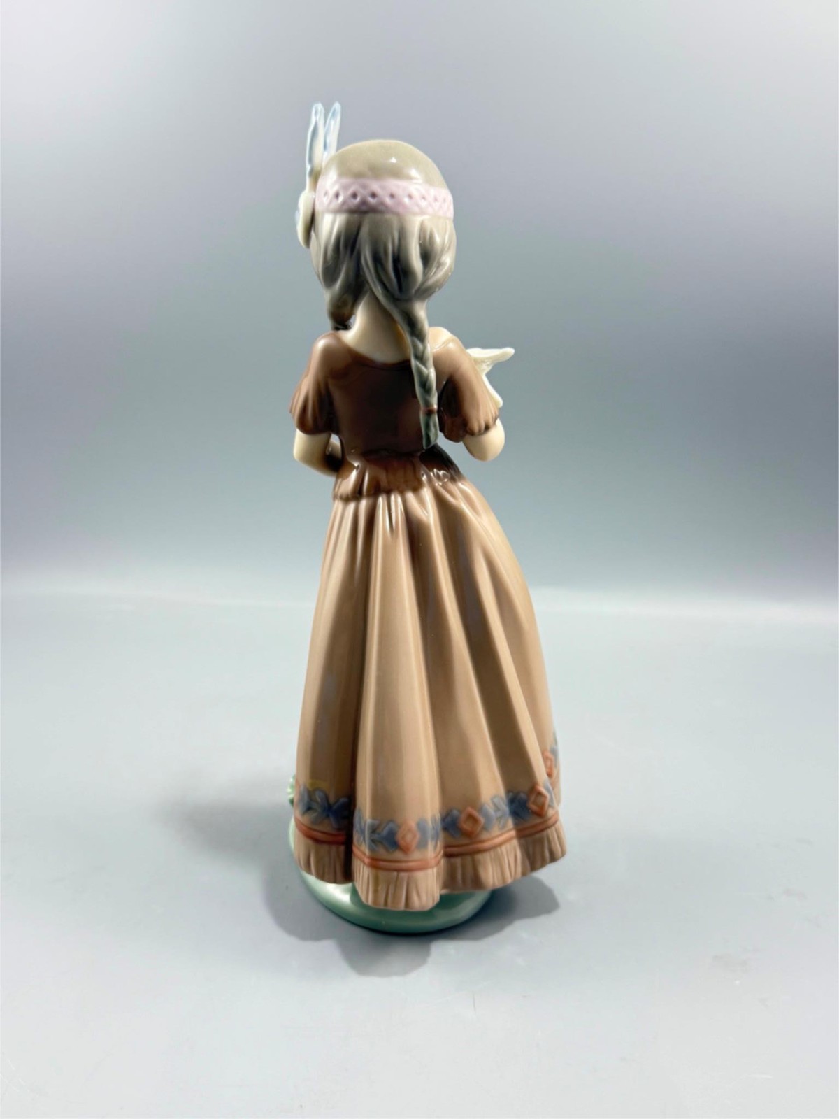 Lladro Spain #6153 AMERICAN LOVE Native American Girl w/ Dove Figurine