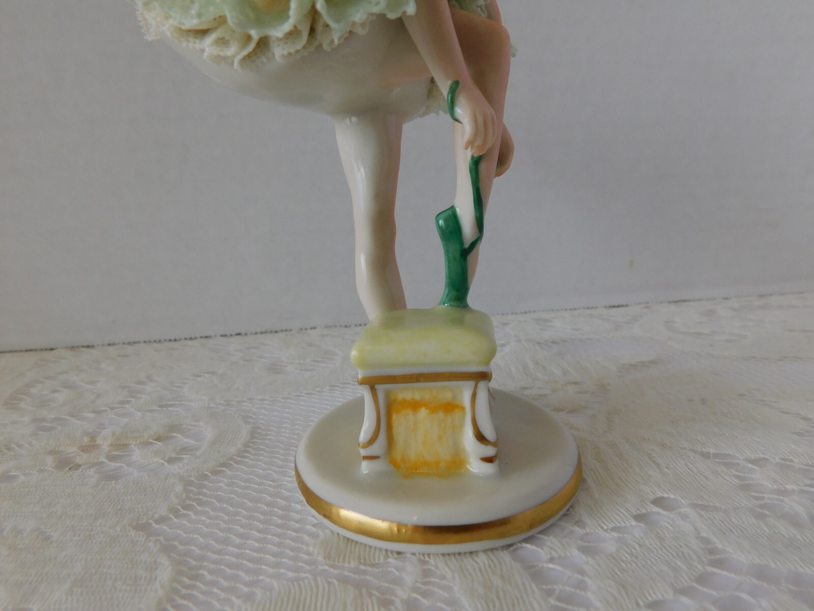 BEAUTIFUL MULLER VOLKSTEDT IRISH DRESDEN FIGURE PORCELAIN LACE BALLERINA – MINT