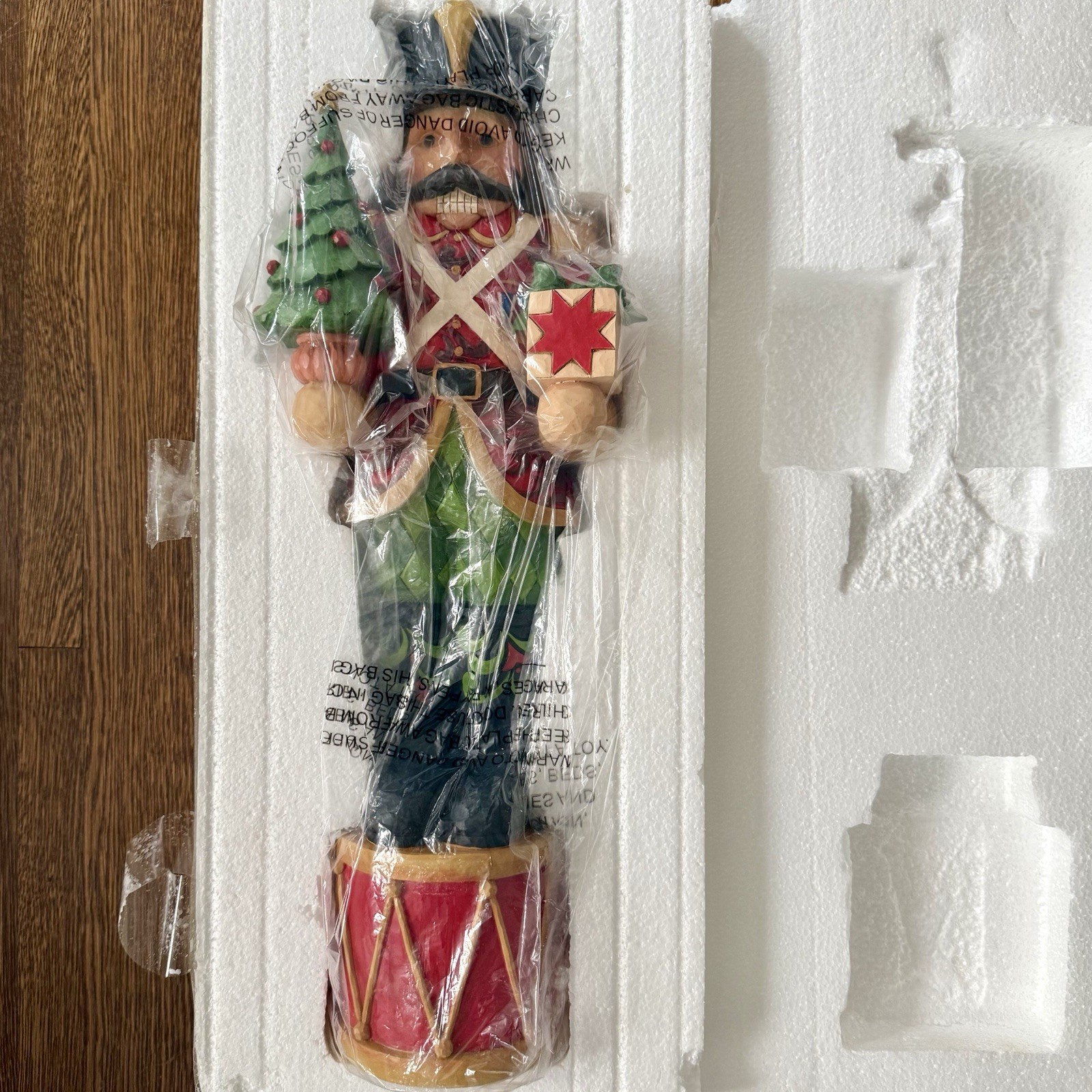 Jim Shore LARGE 20″ Christmas Nutcracker w/ Tree & Gift 6008296 Indoor & Outdoor