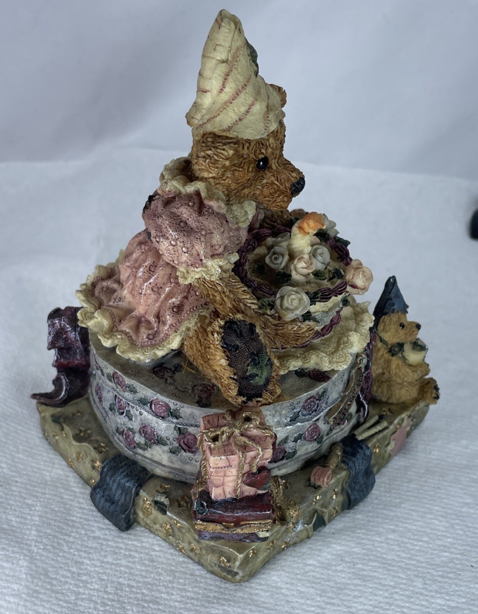 Boyds Bearstone Bailey’s Birthday Music Box #2763SF Plays Happy Birthday