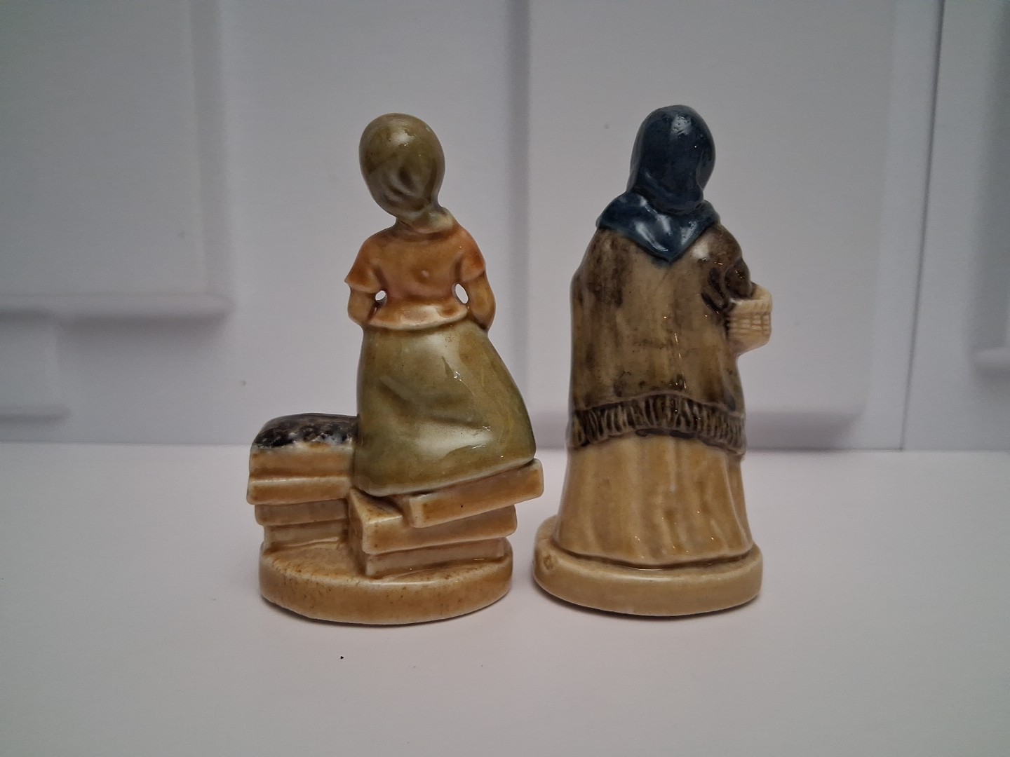 2 Wade Irish Porcelain Figurine 3 1/2″ Kathleen and Molly Malone