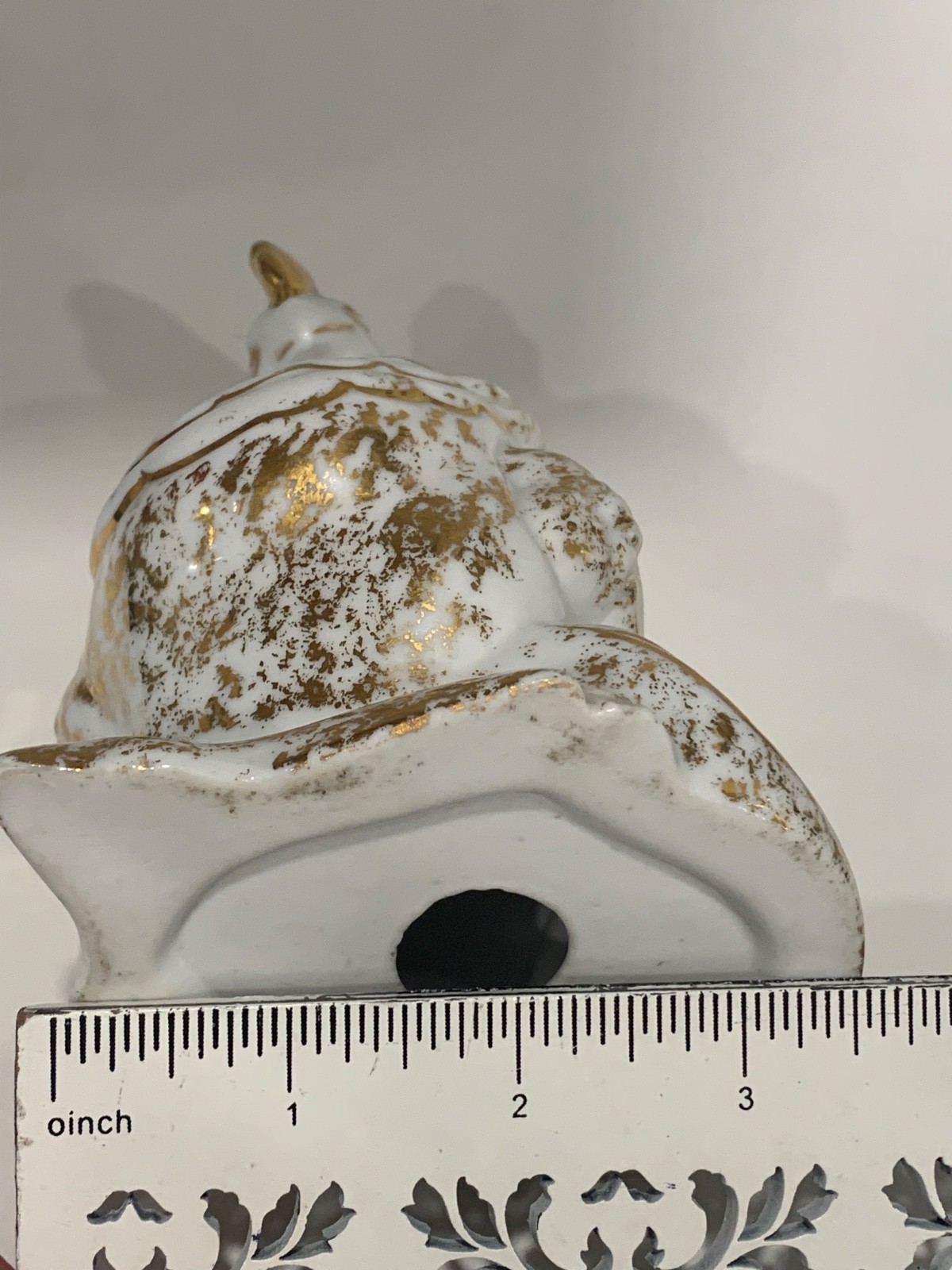 ROOSTER FIGURINE IN WHITE PORCELAIN WITH SHINY GOLD ACCENTS-VINTAGE AND UNMARKED
