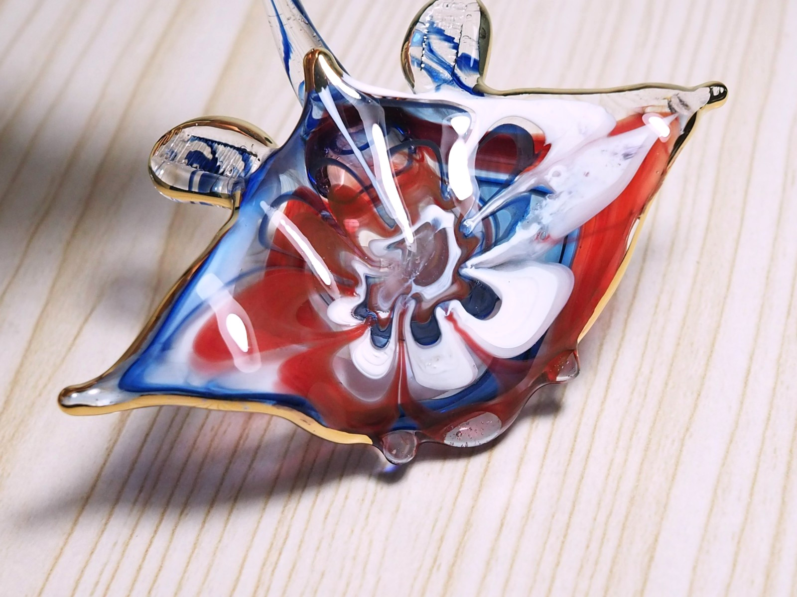 Blue Maroon Stingray figurine hand blown glass gold trim 3.25 in Gift aquarium