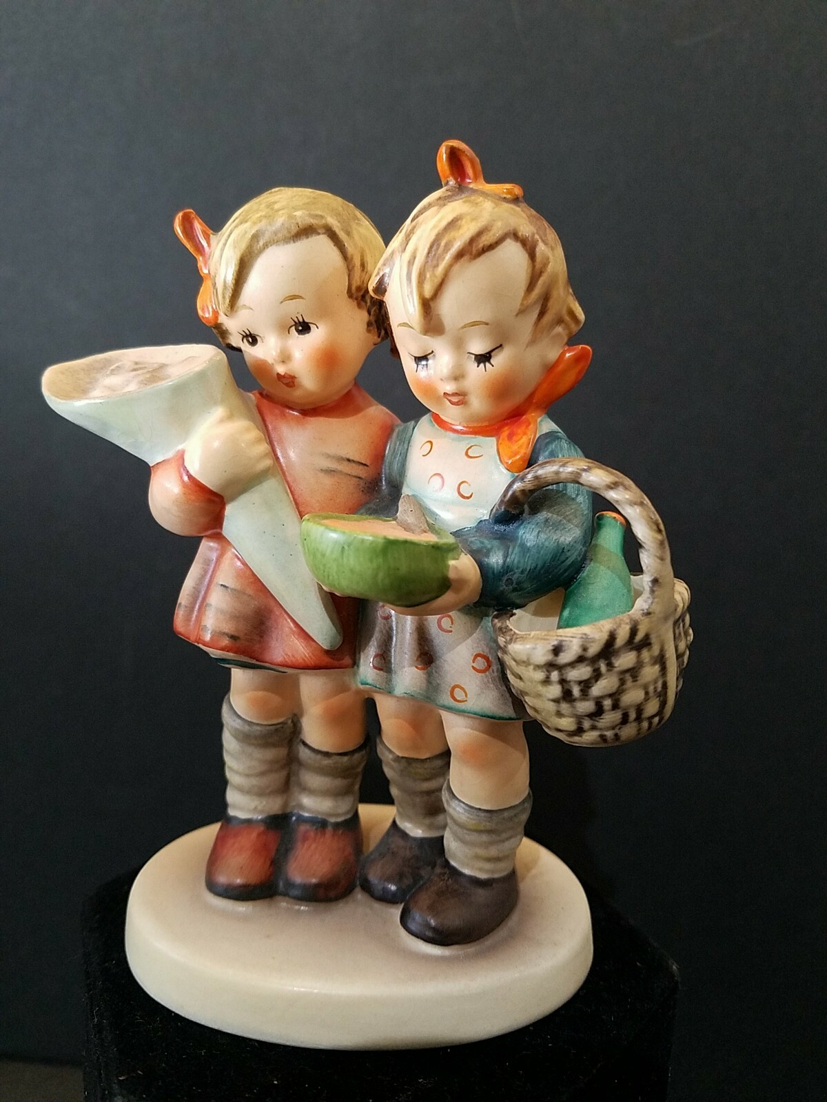 Hummel TMK5 Going to Grandmas Figurine 52/0 Retired 2004 4.75 Inches Tall
