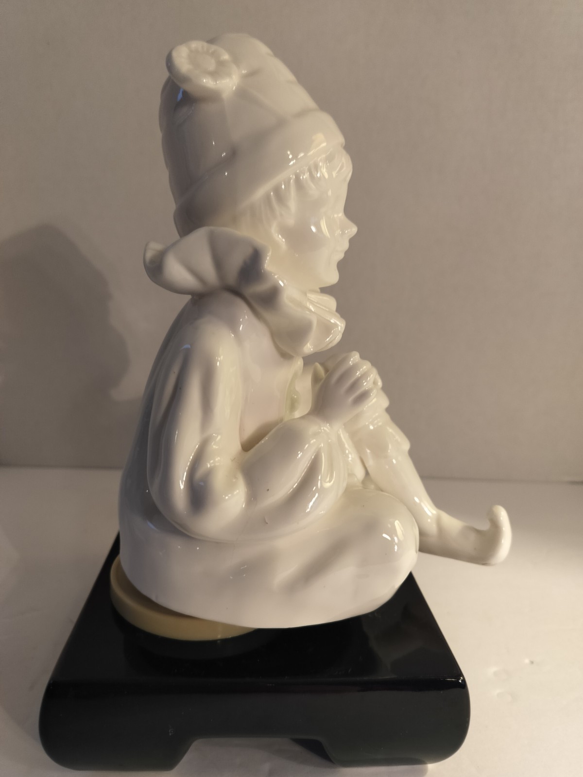 VTG!! 1970’s/1980’s MUSICAL WHITE “PIERROT” made CHILD FIGURINE CLOWN Music Box