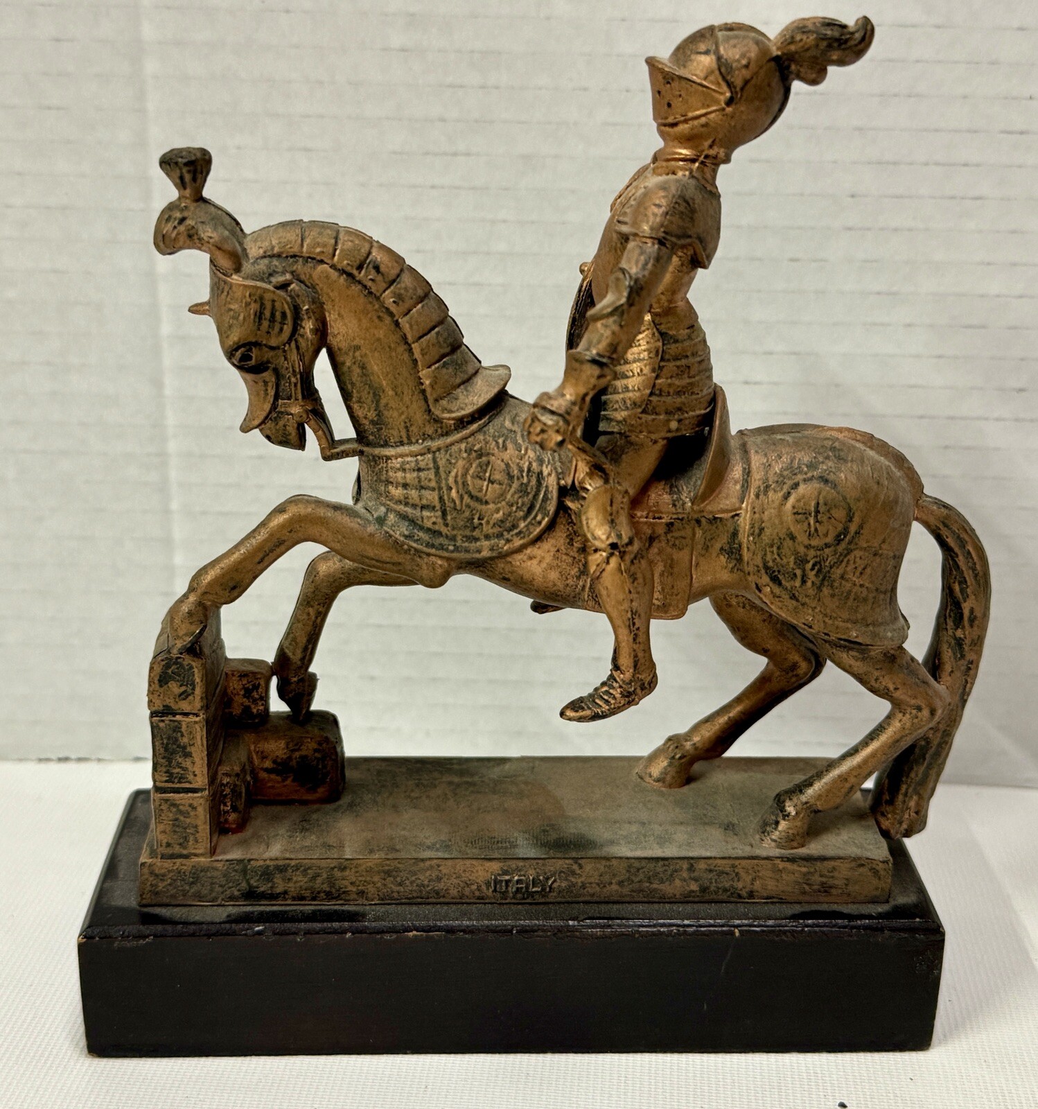 MEDIEVAL KNIGHT IN ARMOR KNIGHT ON HORSE BACK CANON DE SITIO Italy