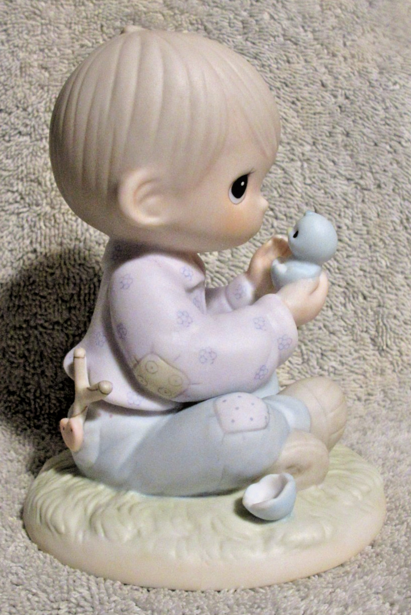 Precious Moments Figurine I Believe in Miracles 1996 NIB Free Shipping