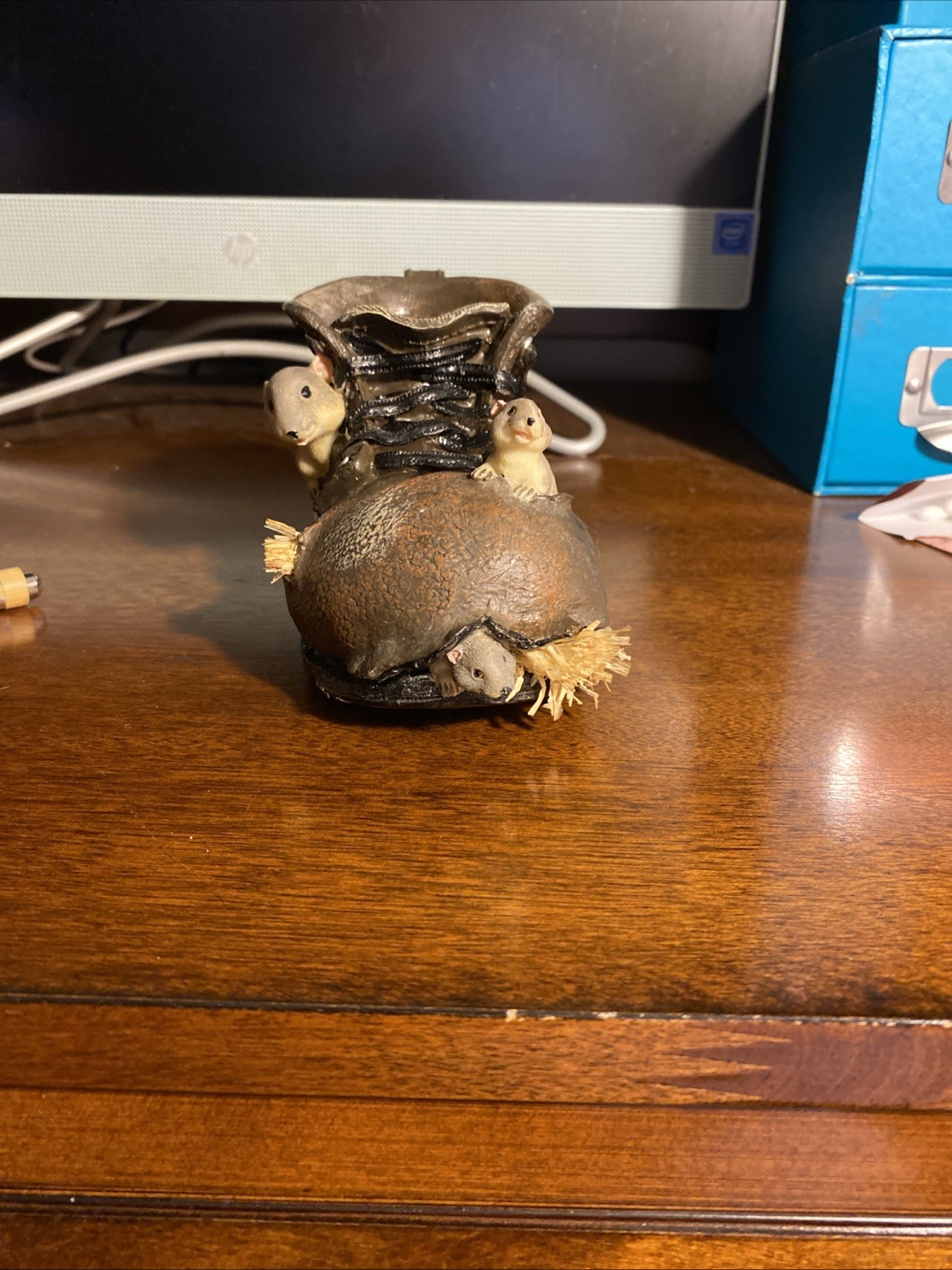 VTG-Resin Realistic Old Work Boot /3 MICE/STRAW/FLOWERS WITH BIRD NEST