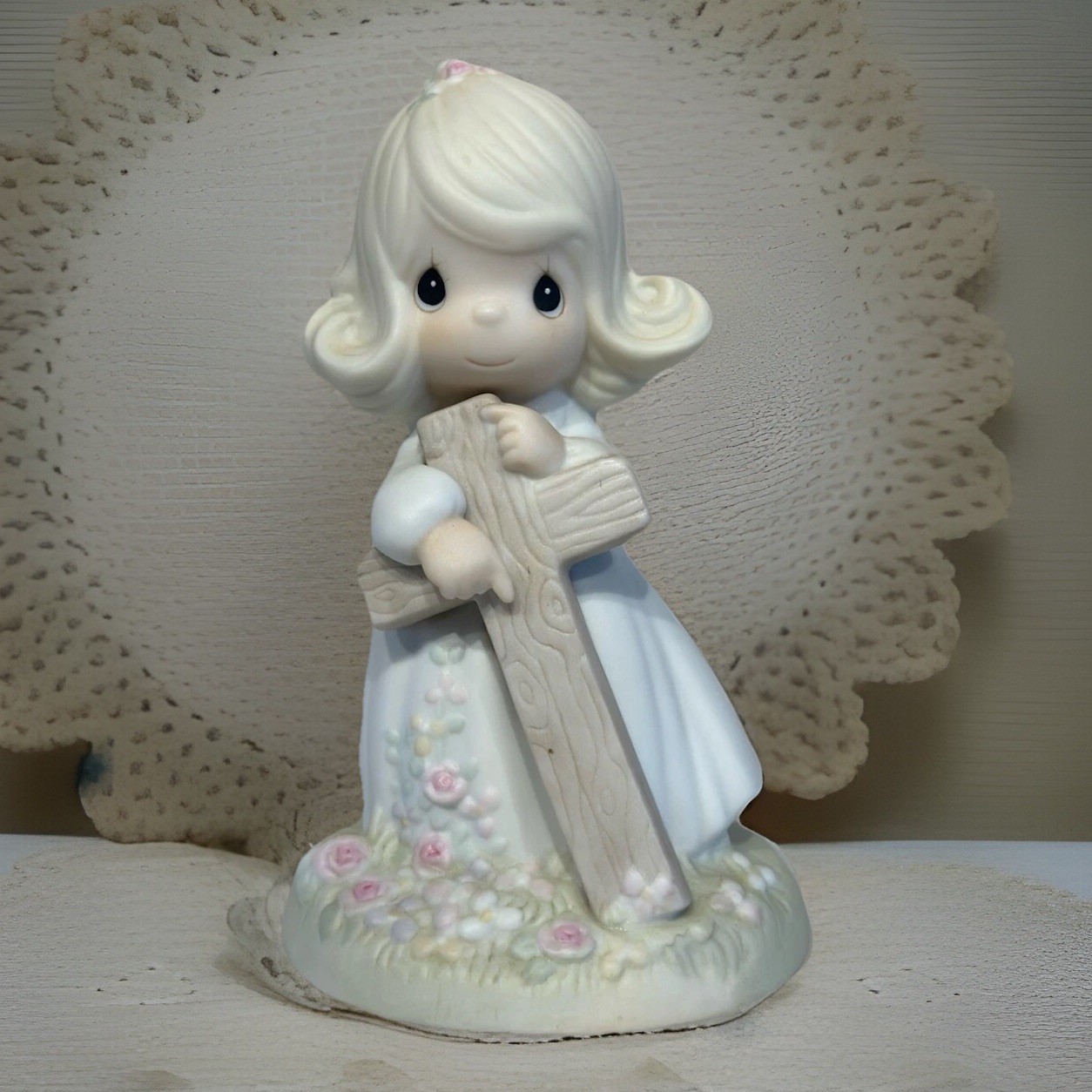 Vintage 1985 Precious Moments Figurine I Believe In The Old Rugged Cross #103632