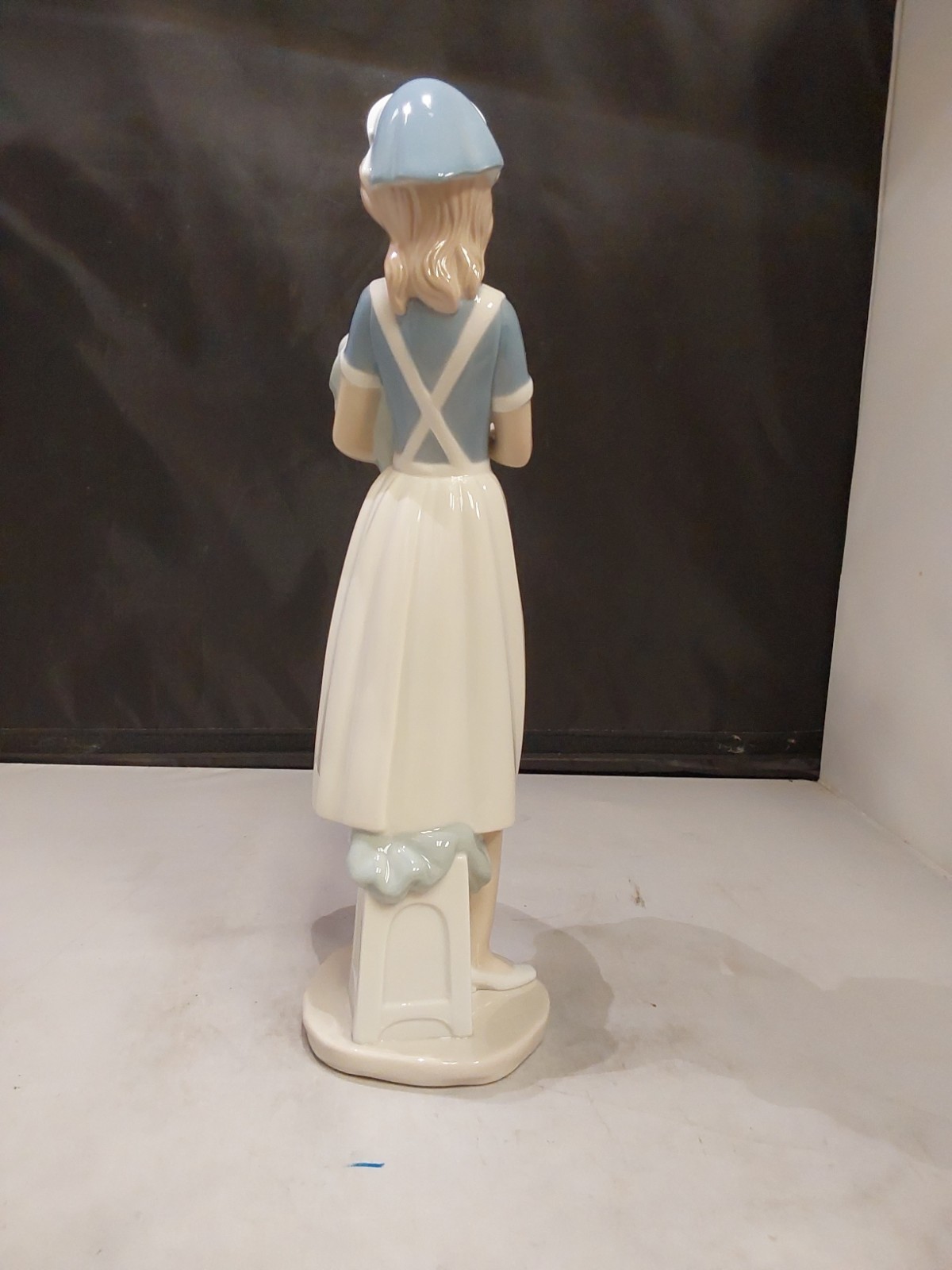Lladro NAO 709 Nurse – Mint