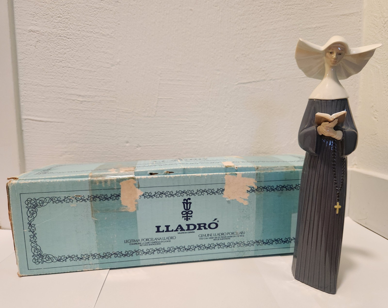 Lladro Porcelain Figurine – Prayerful Moment Nun #5500