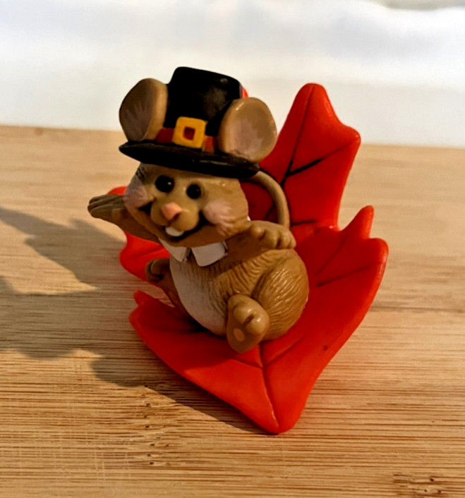 Hallmark Merry Miniature 1982 Pilgrim Mouse on Leaf Thanksgiving