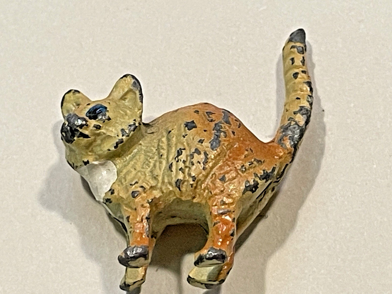 Vintage COLD PAINTED YELLOW TABBY CAT 1″ SMALL AND A CUTIE